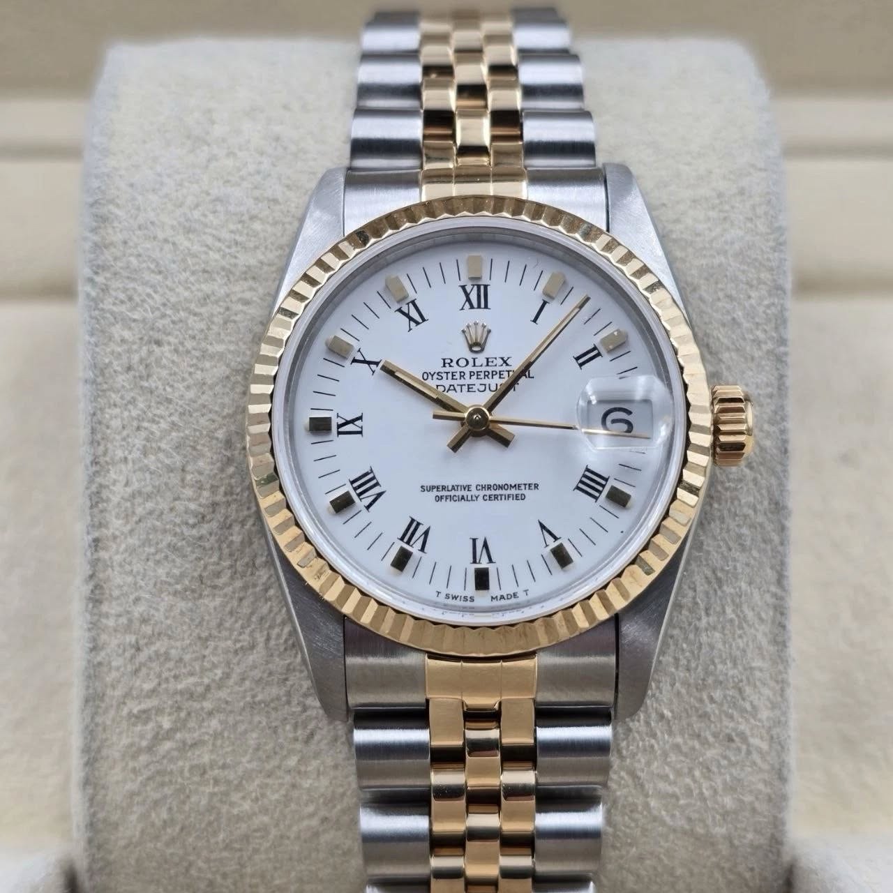 May be an image of wrist watch and text that says 'XII XI RO ROLEX EX OYSTE ルス PERPET PERPE RPERPET ATEJU uC n II 一 6 VIII SUPERLATIVE BLATHI SUPERLAN CHROHOmETeK OFFICIALLY…