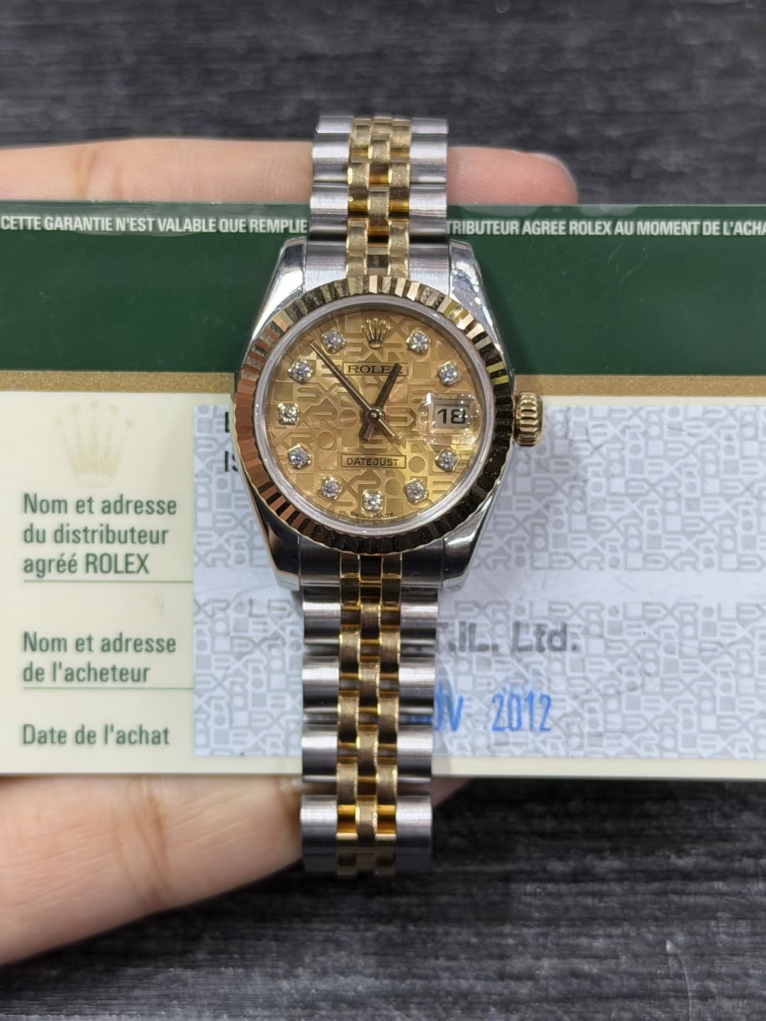May be an image of wrist watch and text that says 'CETTE TEGARANTIENESTVALABLEQUEREMPLE GARANTIE N'EST VALABLE QUE REMPLIE TRIBUTEURAGREROLEXAUMONENTDE DE L'ACH TRIBUTEUR AGREE…