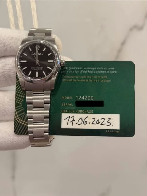 May be an image of wrist watch and text that says 'ന valable.quesi tdatée achat MODEL MODEL124200 .'