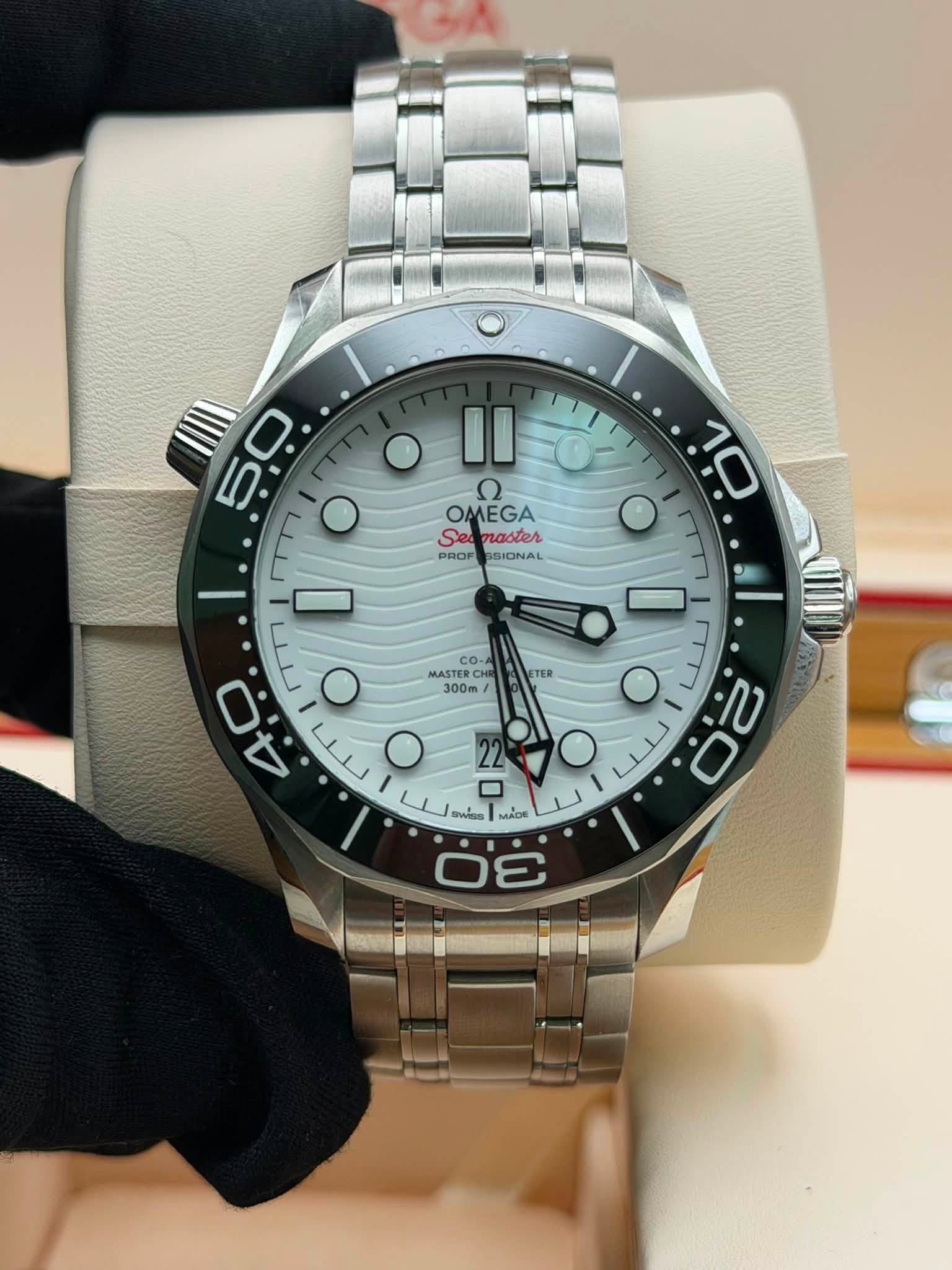 May be an image of wrist watch and text that says 'OMEGA Seamaster eл Se PROP SSIONAL 10 بن 5 ل ب ب4 4. سل 0 CO-A MASTER 300m TER 人 سه 20 O 2 - ه 30 Se AADS'