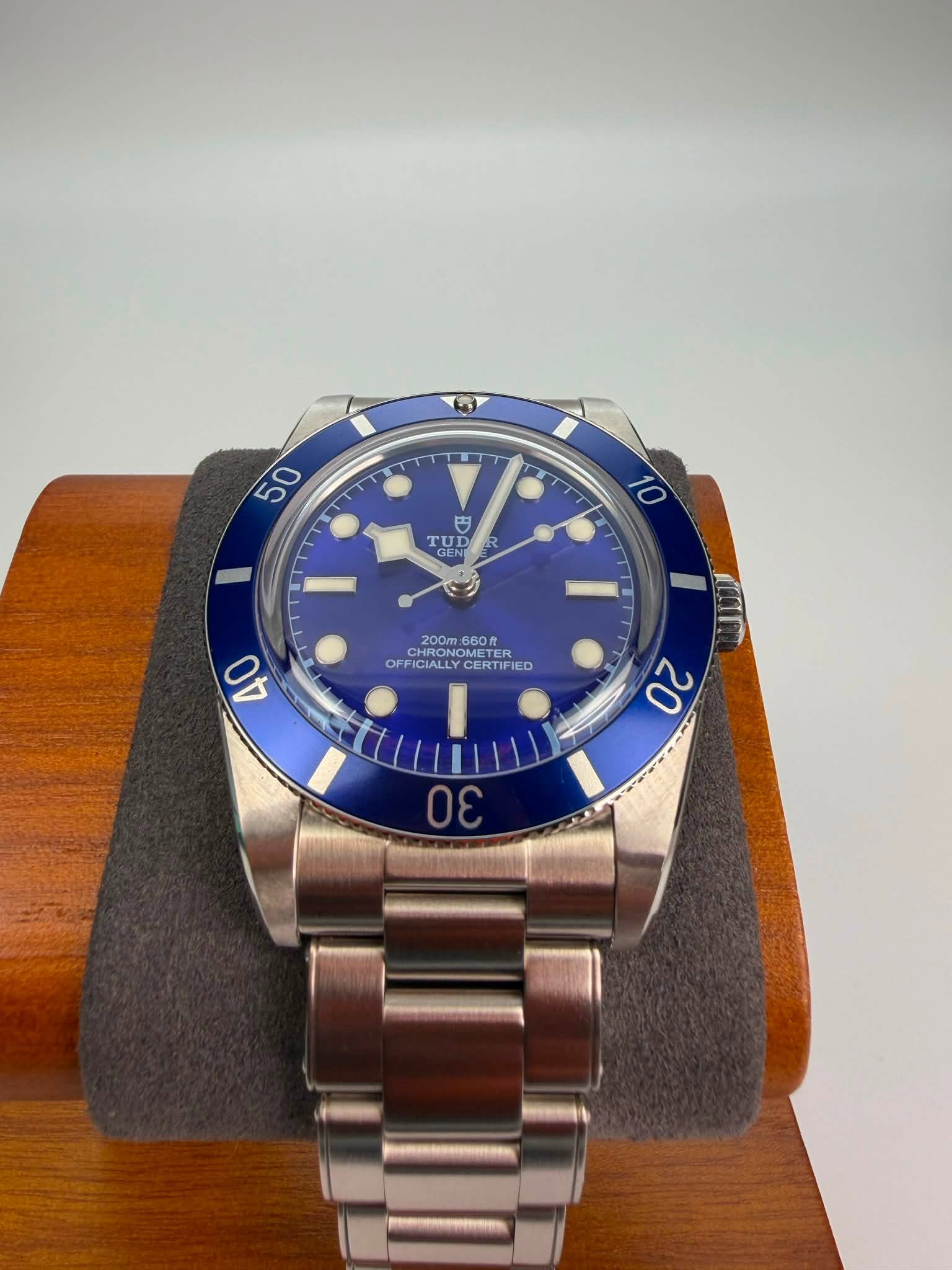 May be an image of wrist watch and text that says '0 50 吉 TUD UD CEM 10 200m.560 200m 560ก 60 200m HRONOM TE OFF FFICIALLY FFICIALLYCERTIFIED OFFICIALLYCERTIFIED AALTY CERTIFIED 40…
