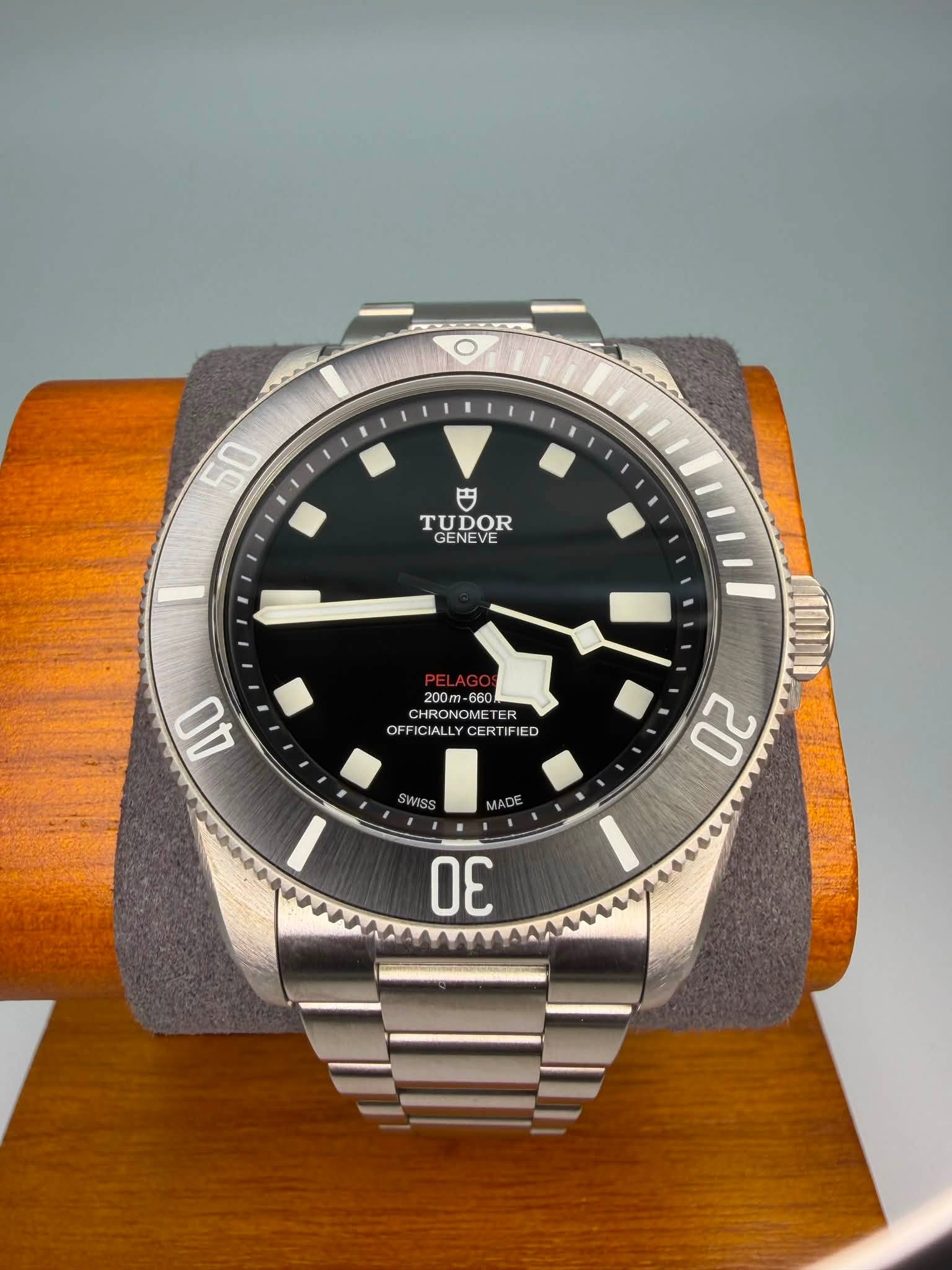 May be an image of wrist watch and text that says '50 円 TUDOR 200m- 660 CHR CHRON RONOME OME TER ER R OFF YC CERTIFIED OFFICIALLYCERTIFIED OFFCRONOMERTIFIED D 40 20 SWISS MADE DE'