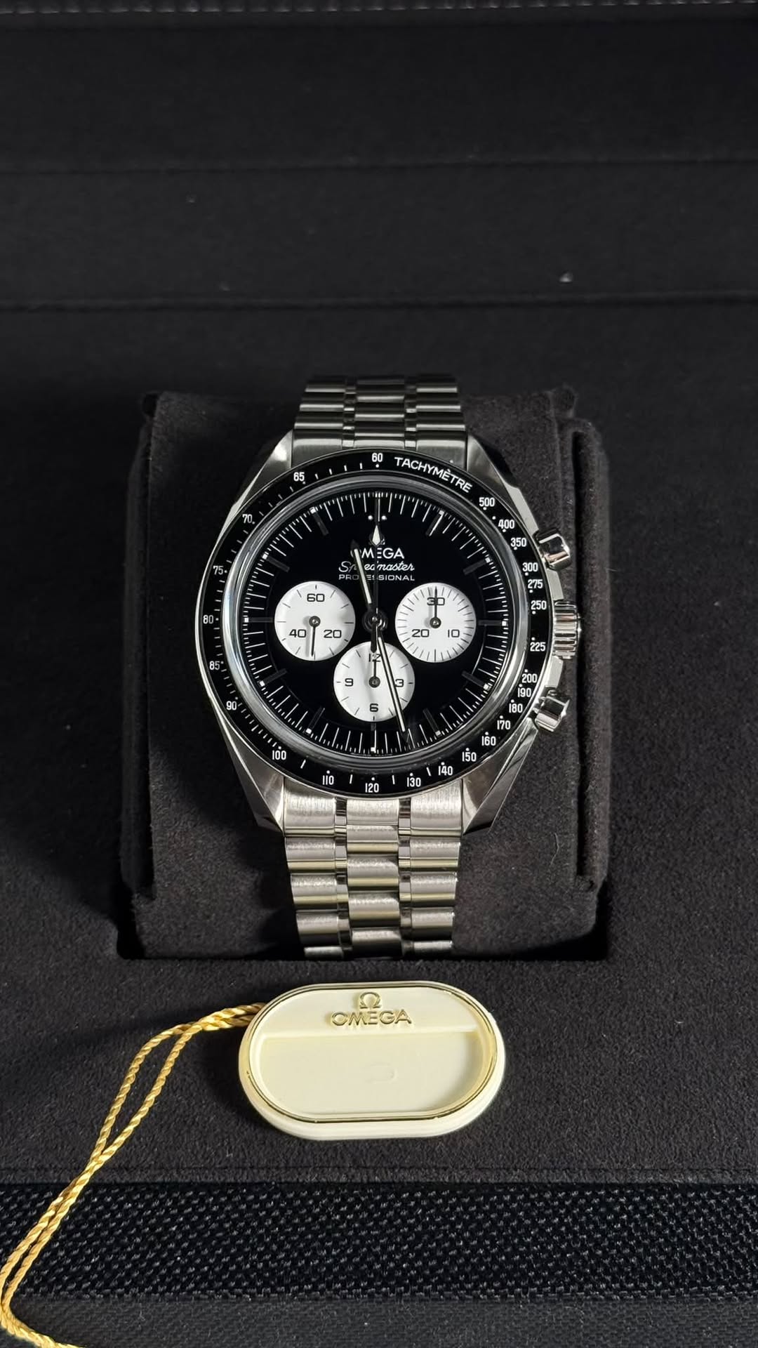 May be an image of wrist watch and text that says 'ធតូ i ) TACHYMETRE ချည်း EGA 54 ONAL 주여소천습 아비. 9 225 용, 6 중 150 60 io OMEGA'