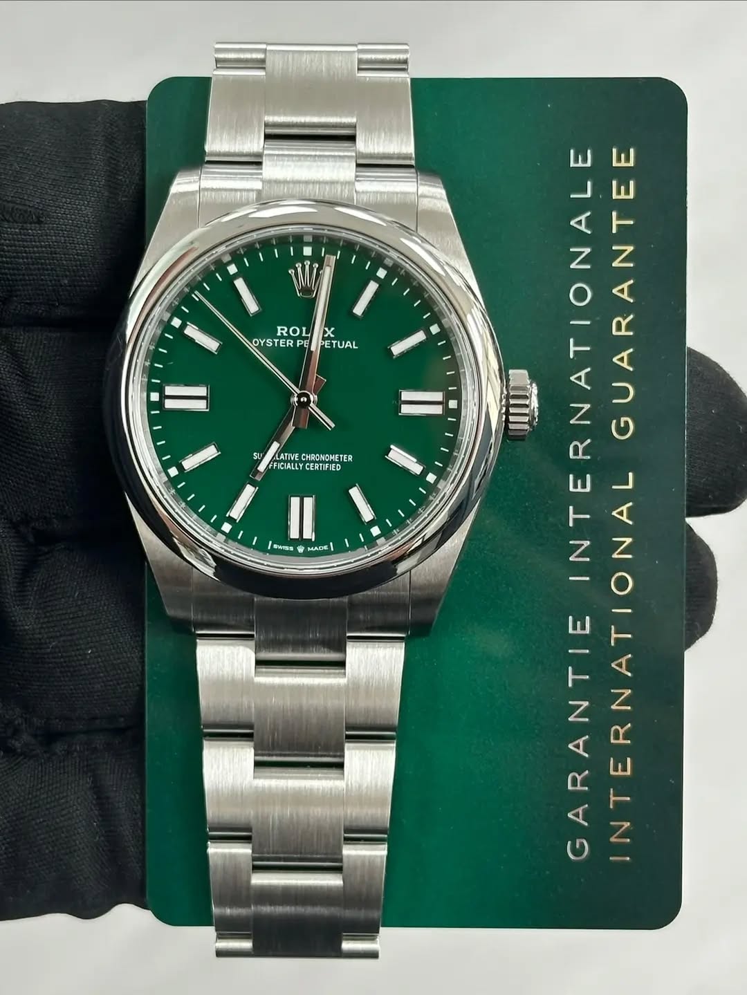 May be an image of wrist watch and text that says 'ROL X OYSTERP PETUAL ค รบ CHRONGMETE TER FICUALLY SArNS MADE πи INTERNATIONALE TERNATIONALE GUARANTEE GARANTIE INTERNATI…