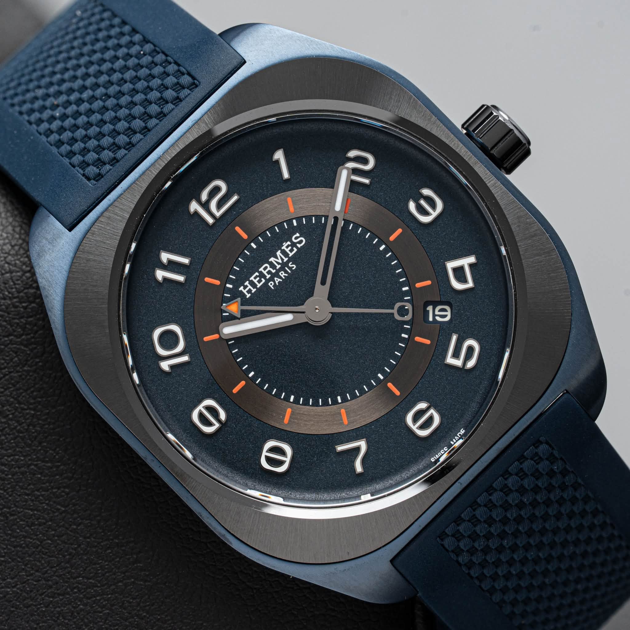 May be an image of digital watch and text that says '1 12 리 3 11 HERMES S BKΜE PARIS PARIS I 19 5 ഗ 6 ร0 CURES 10 ወ 7'
