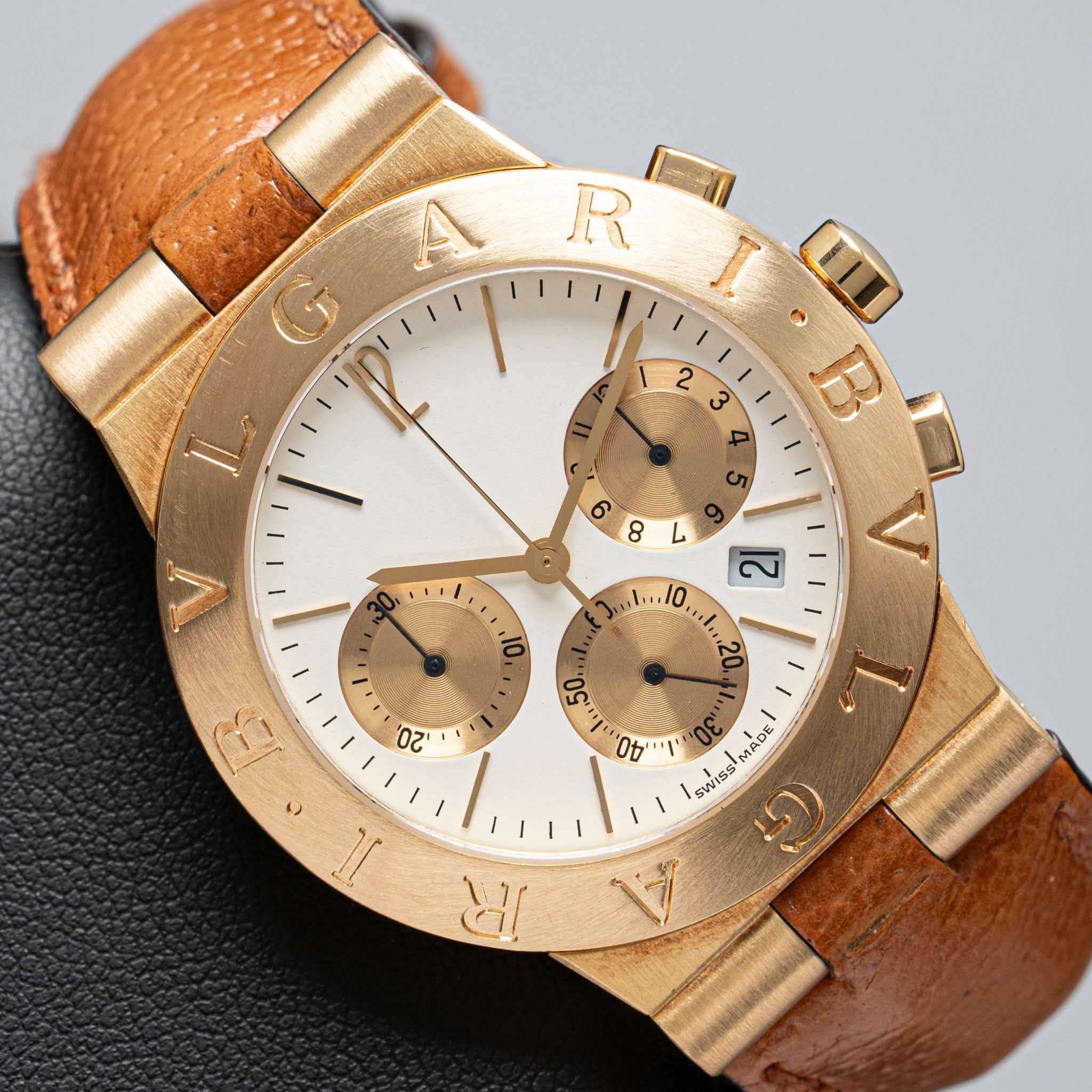 May be an image of wrist watch and text that says 'R A G 2 3 o B ဟ ٥ 8 L V niti. 10 ב2 ,10, د ۸٧ 50 יג0:" O0 B = B IL ا IE l' ADE SWISS SWISS ነጋ'