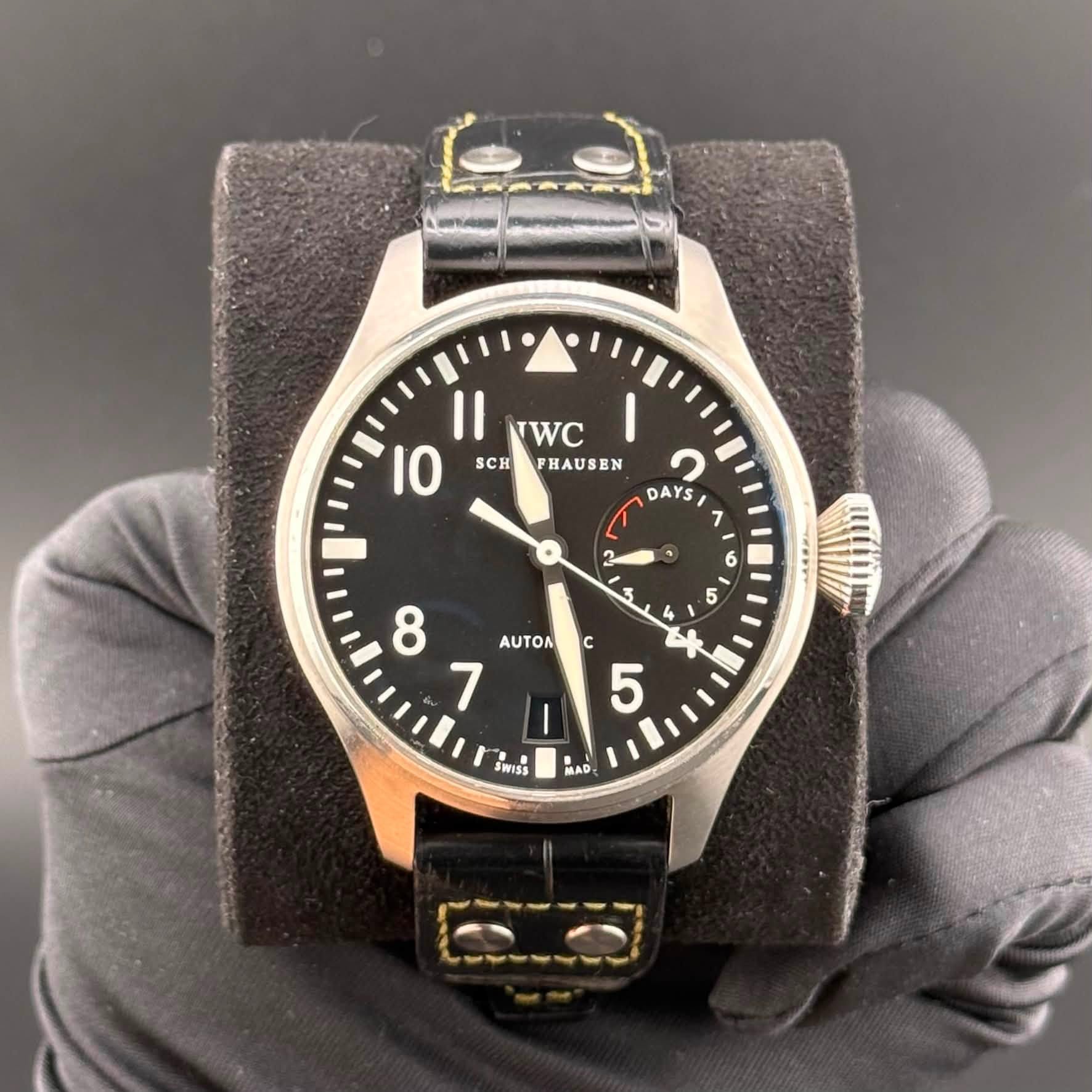 May be an image of leather, wrist watch and text that says 'I1 TWC 10 SCH FHAUSEN 2 DAYS l 2 5 5 e 8 AUTON 7 I c 5 SWISS MAD'