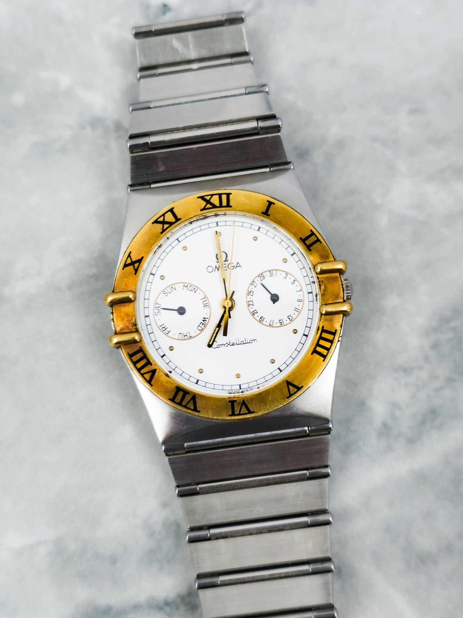 May be an image of wrist watch and text that says 'XI XII X ® ® ® MON TUE ဝ ON ONEGA EGA 9 -3 ف ፡ ۱۱٠ ジ ن व o IT W MED หมเจ็น SAT ዋ VIII شماهقسم کحشهدم 0'