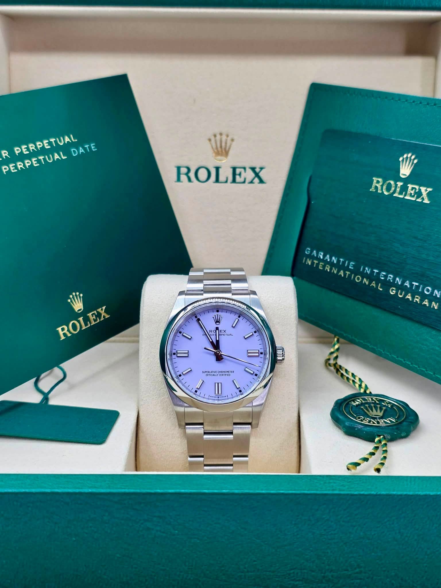 May be an image of wrist watch and text that says 'PERPETUAL PEREEIUALNLATE PERPETUAL DATE R ROLEX ROLEX ROLEX ROLEX 0 EETAL GARANTIE INTERNATIONAL BHe/Am TERNATIONA NTERNATIO…