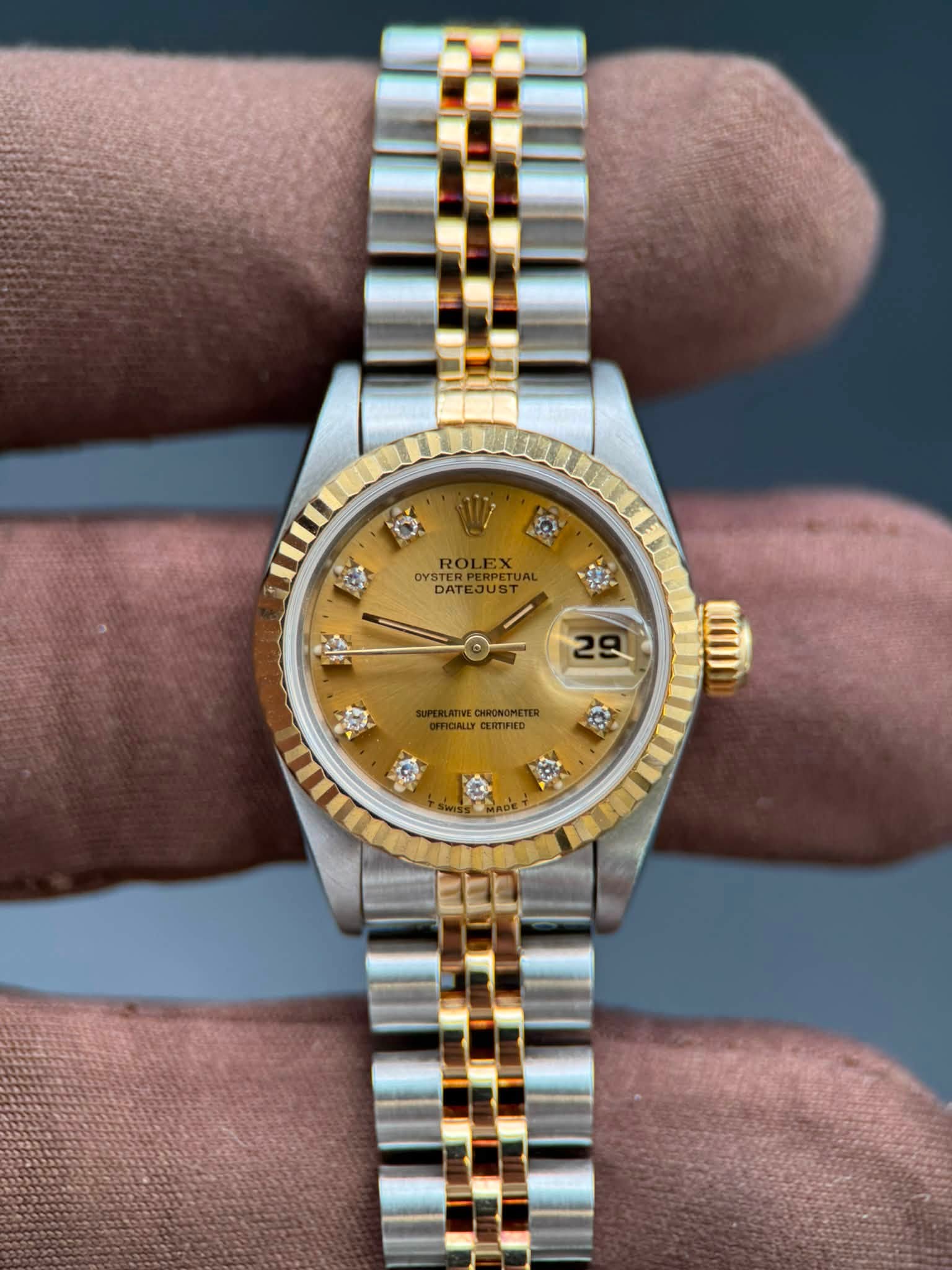 May be an image of wrist watch and text that says 'ANT RO ROLEX OYSTER OYSTERP DATEJUST OYSATESUSTAL STL OYS 29'