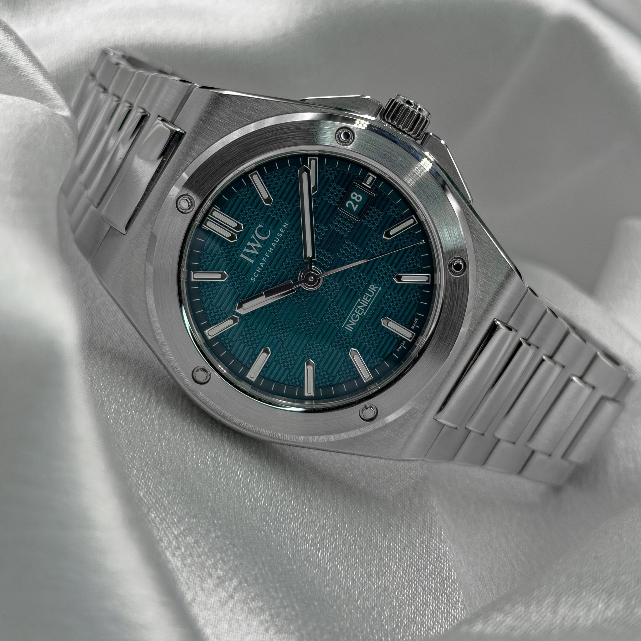 May be an image of wrist watch and text that says 'o 28 N1G IWC C ING INGENIEUR O'