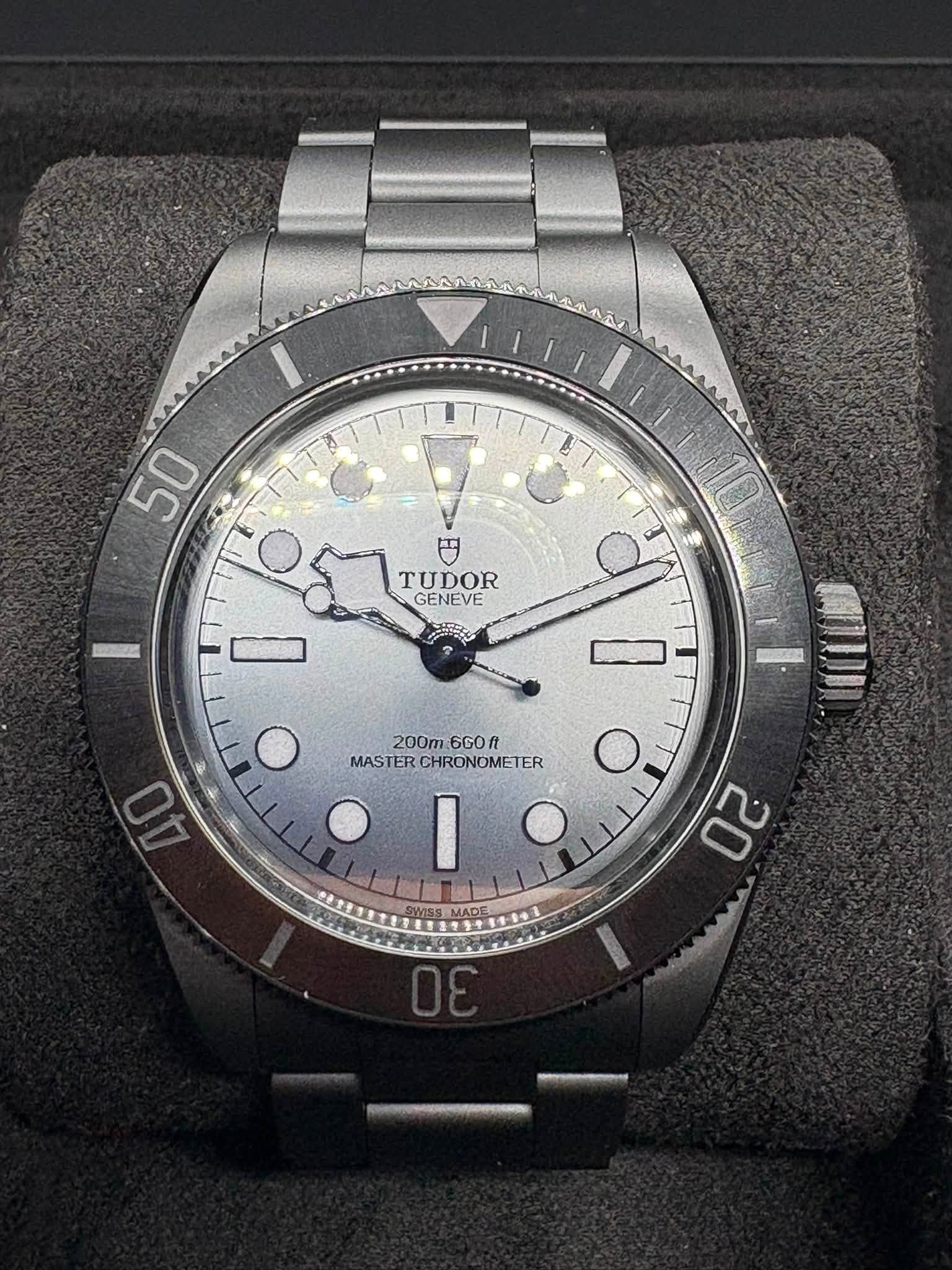 May be an image of wrist watch and text that says '을 50 0 円 TUDOR GENEVE 10 200m 200m,660R 6GOf MASTER MASTERCHRONOMETER CHRONOMETER I D O 20'