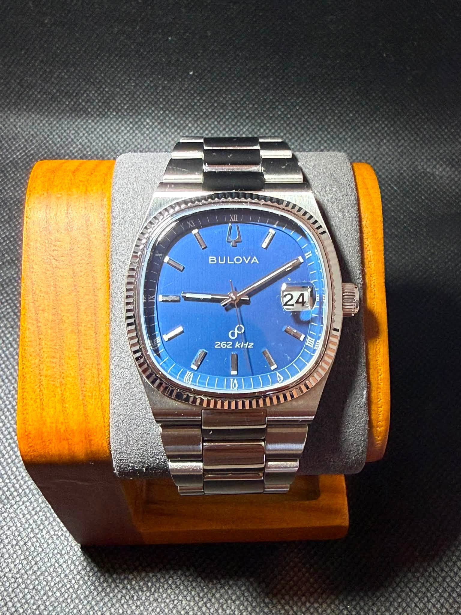 May be an image of ‎wrist watch and ‎text that says '‎XII XI I I 4 / I BULOVA 24 ሰጠር ص 262 262KHz kHz আং Ⅲ HH ٢‎'‎‎