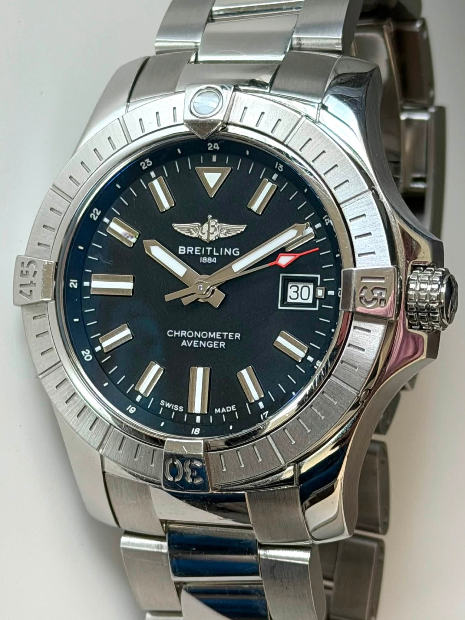 May be an image of wrist watch and text that says '/ 24 23 22 ១ា4ឺញ BREITLING 1884 21 I L4ES 30 20 CHRONOMETER AVENGER 5 19 SWISS MADE 7 18'