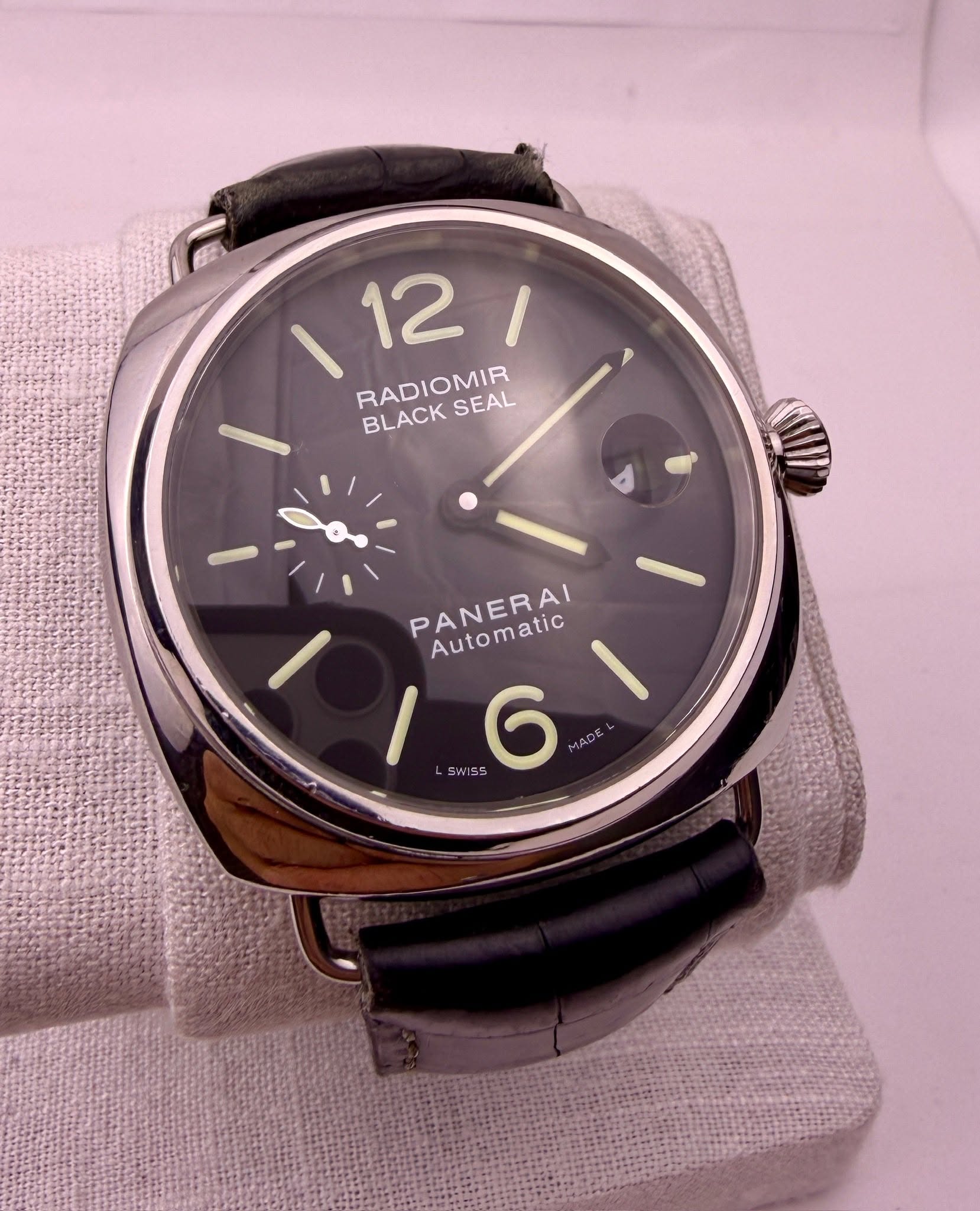 May be an image of wrist watch and text that says '12/ 12 RADIOMIR BLACK BLACKSEAL SEAL PANERAI Automatic 6 MADE LEWSS 5 S'