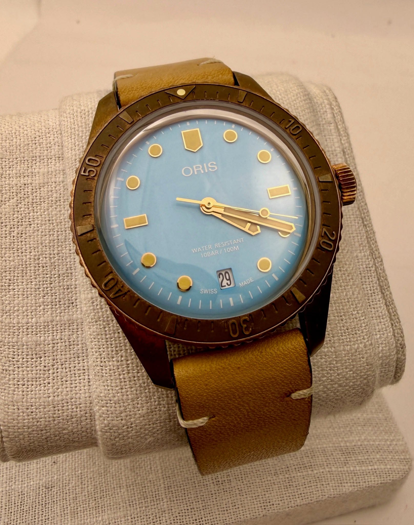May be an image of wrist watch and text that says '50 ORIS RESISTANT WATER T08AR/ 08AR/1C0M 1C0N 9 SWISS AAWA'
