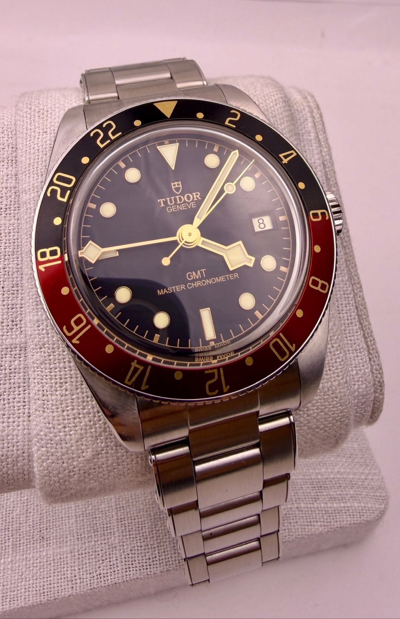 May be an image of wrist watch and text that says ' 円 TUDOR GENEVE 8 18 6 GMT CHRONOMETER TERCHRONOMETER ER MASTER I 8 16'