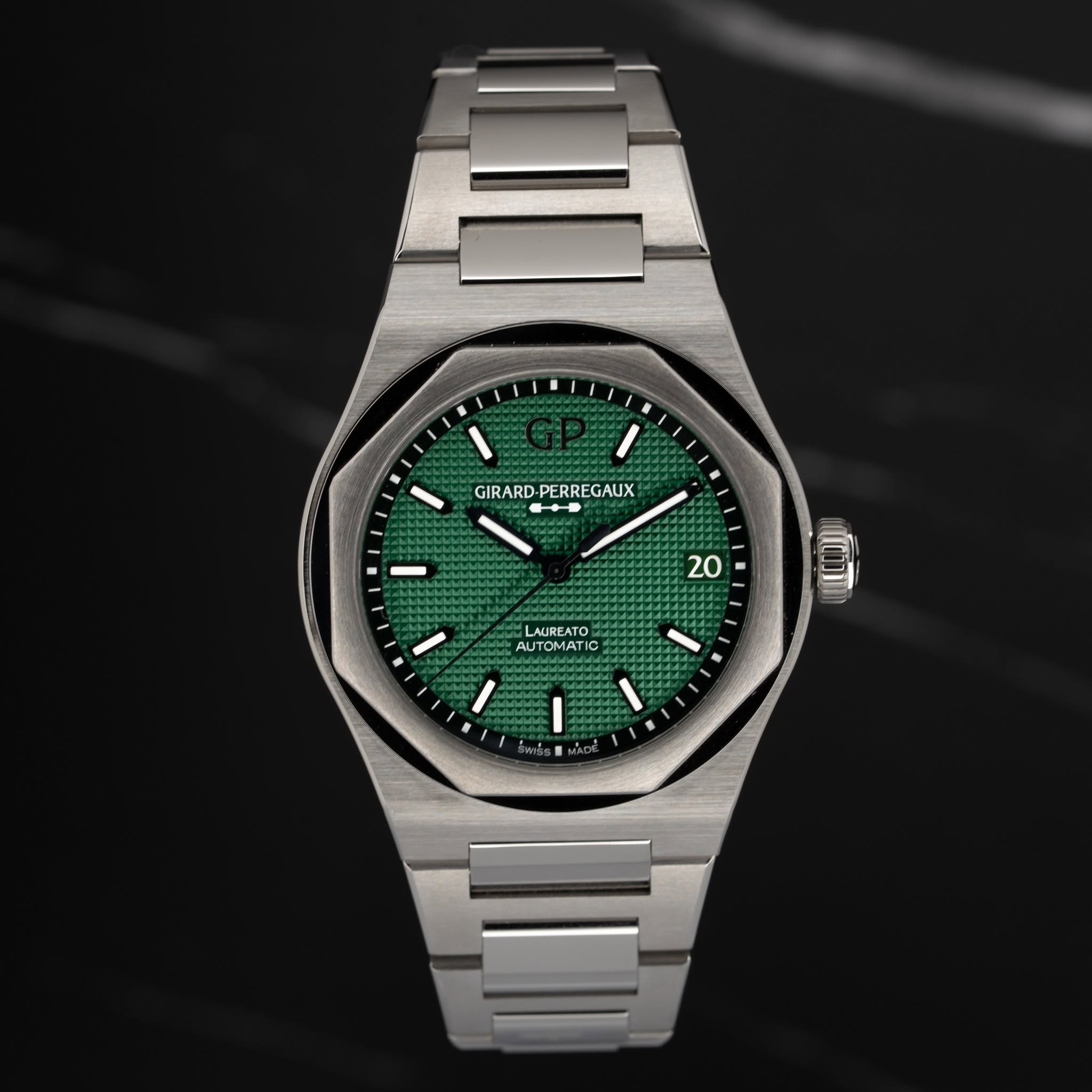 May be an image of wrist watch and text that says 'GIRARD PERREGAUX 20 LAUREATO UTOMATIC I'