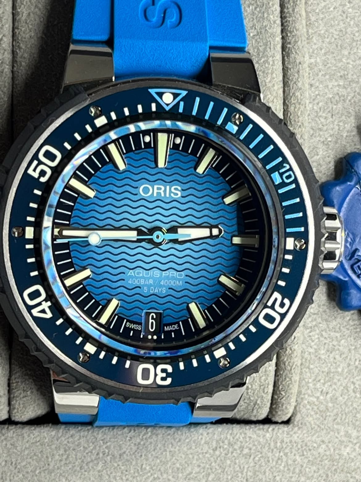 May be an image of digital watch and text that says 'UP) 50 ORIS AQUIS PRO 400BAR 400BAR/4000M 4000M 5 DAYS 40 SWSS SWISS 6 MADE መን ស 20 g) σε'