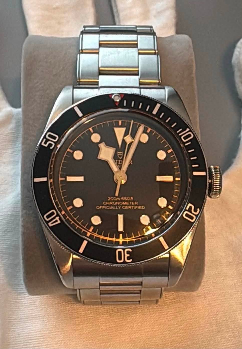 May be an image of wrist watch and text that says ' ۱ 200m660 CHRONOMETER CHRONOERTIFIED TER HRONOMI FICIALLYCERTIFIED ERTFIED Ao 20 ١۱ 3E'