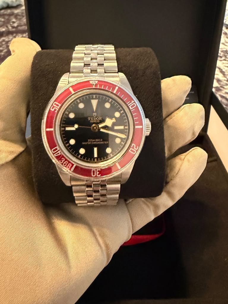 May be an image of wrist watch and text that says '50 D 守 IUDOR '