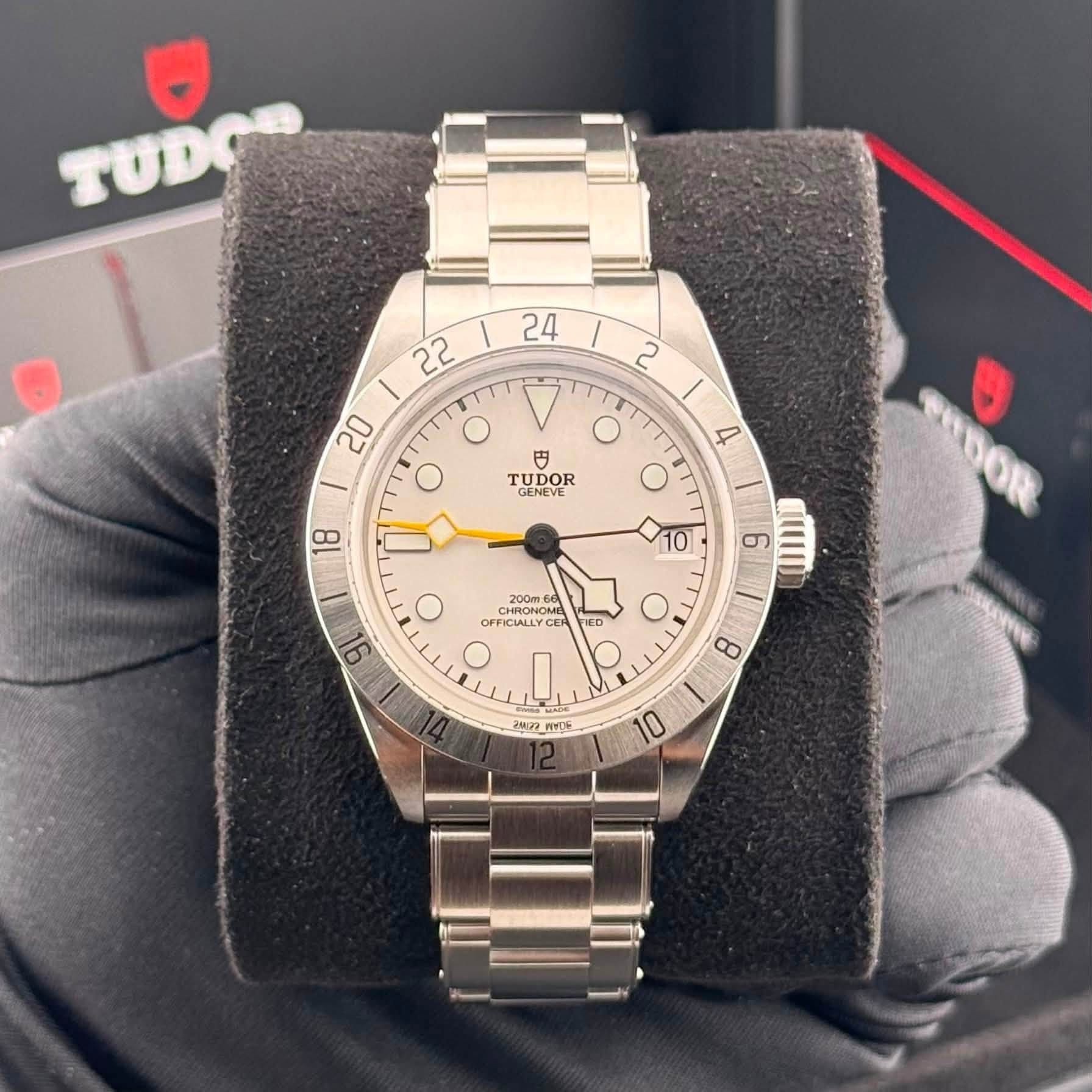 May be an image of wrist watch and text that says 'ல 24 | 2 22 I 22 I | 20 O 4 O 守 TUDOR O 18 10 6 CHNONON H 200m FFICIALLYC O 91 IC0 0 8 레고 E ST E 0'