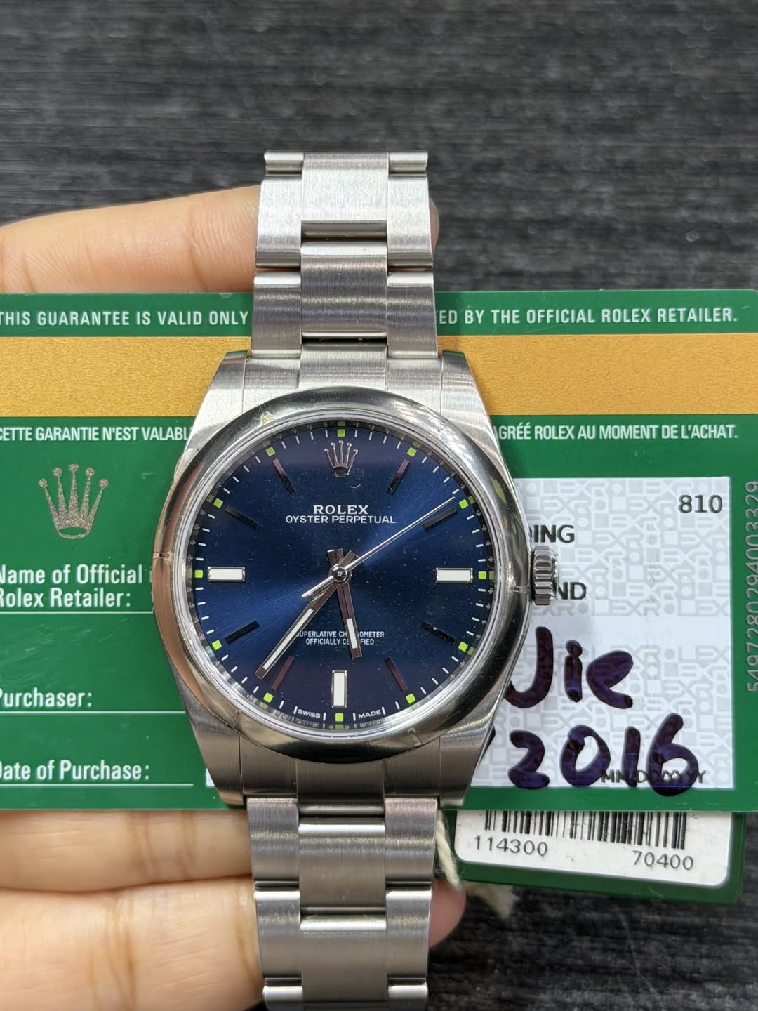 May be an image of wrist watch and text that says 'HIS GUARANTEE IS VALID ONLY ED BY H OFFICIAL ROLEX RETAILER. ETTE GARANTIE N'EST VALABL GRÉÉ ROLEX AU MOMENT DE L'ACHAT. ROLEX…