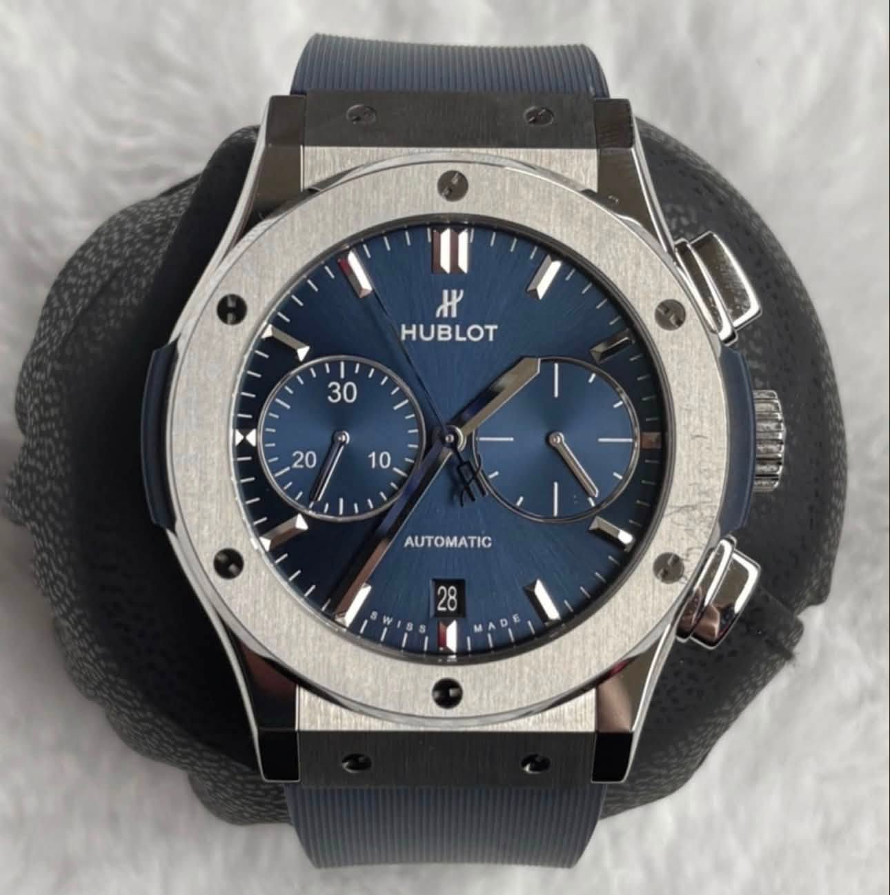 May be an image of wrist watch and text that says 'חאג HUBLOT 30 i) 20 10 AUTOMATIC ባሮጣሻበ'
