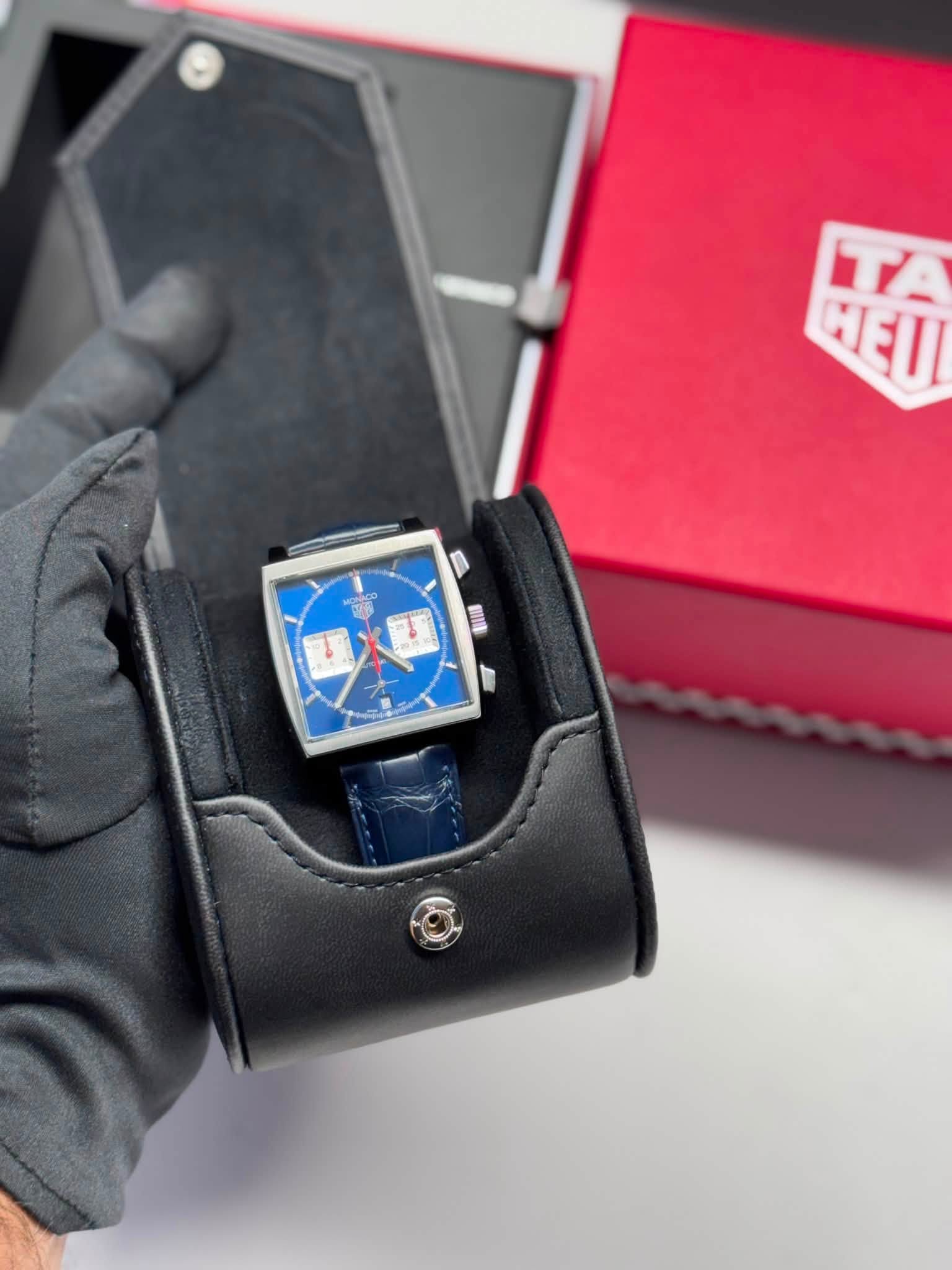 May be an image of wrist watch and text that says 'T CTET 即'