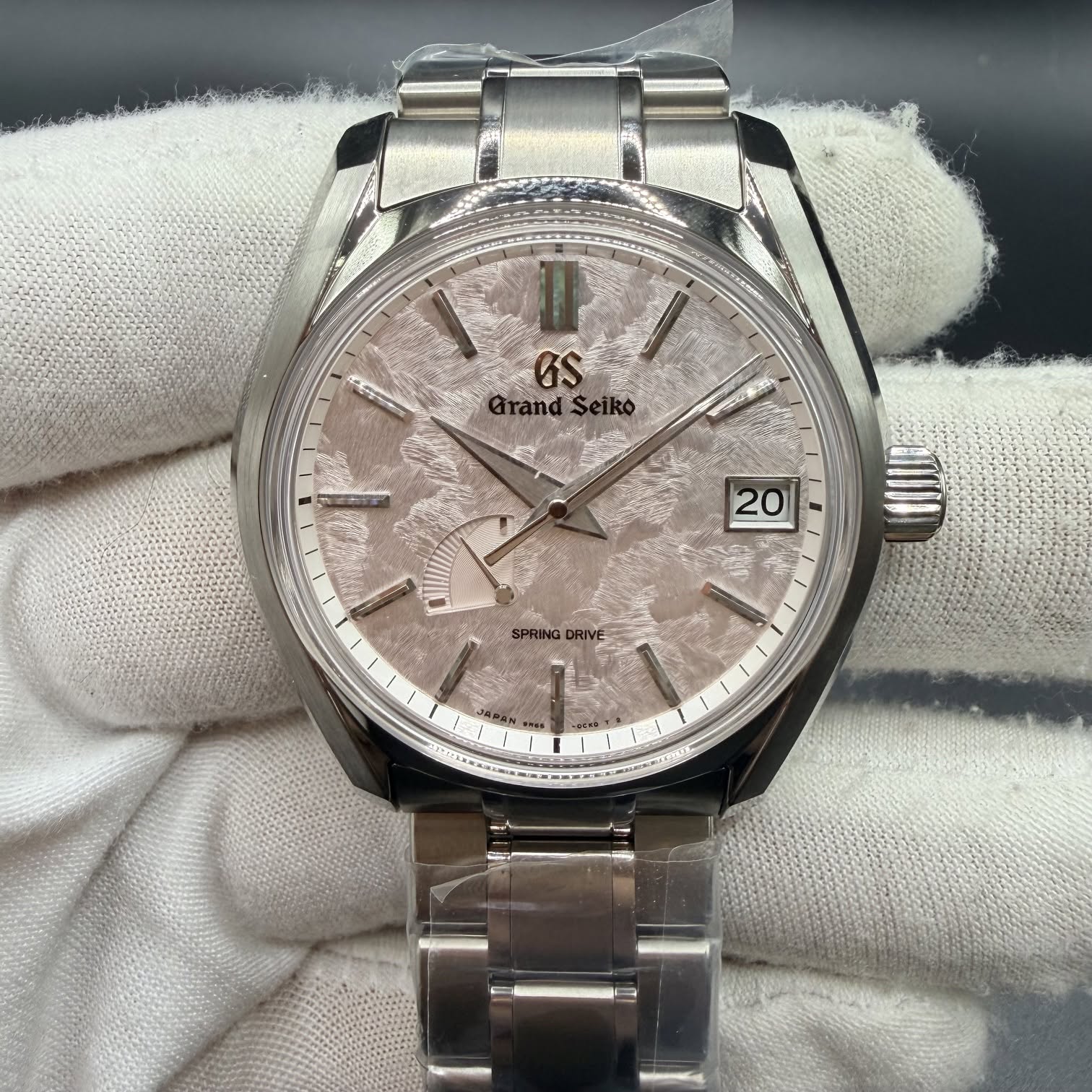 May be an image of wrist watch and text that says 'VI GS arands 20'