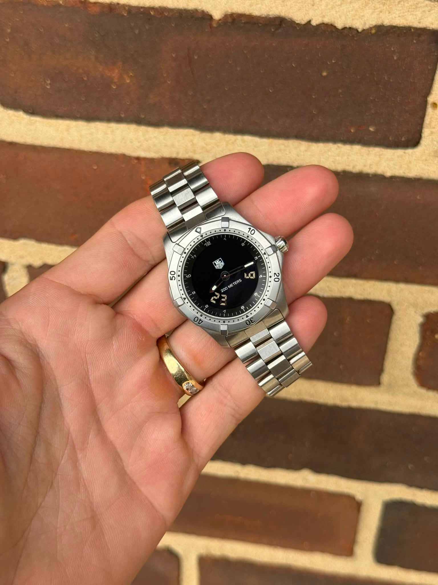May be an image of digital watch and text that says '10 B1 ٤ 50 20 LC XMETERS 分 روام ل 40'