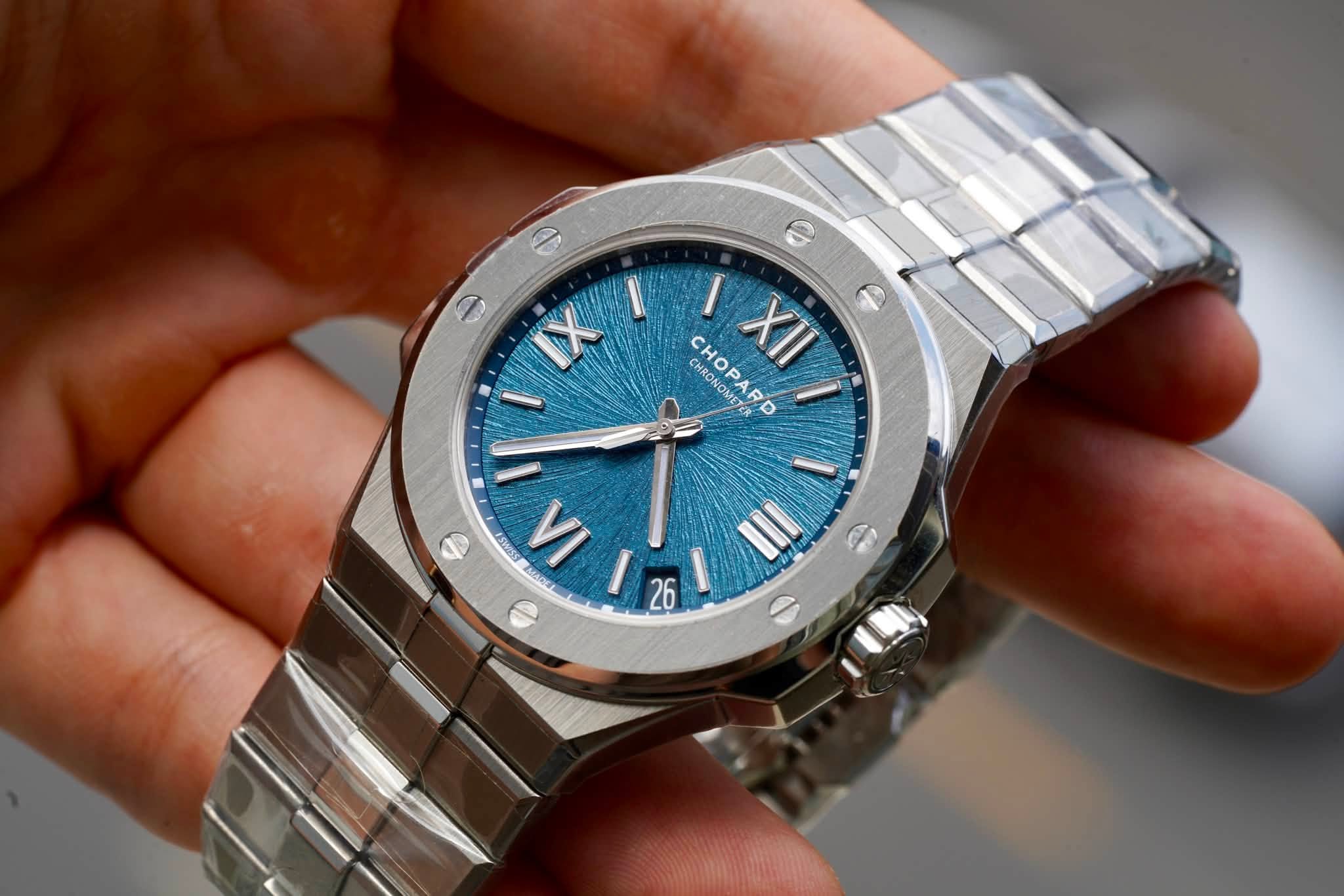 May be an image of wrist watch and text that says 'Θ ١ XII CHOP CHO CHRONOMETO CHOPARD CHOPARD CHRONGU AAD RONO の MS/ SSAMUT ١٨ ١ 26 I'