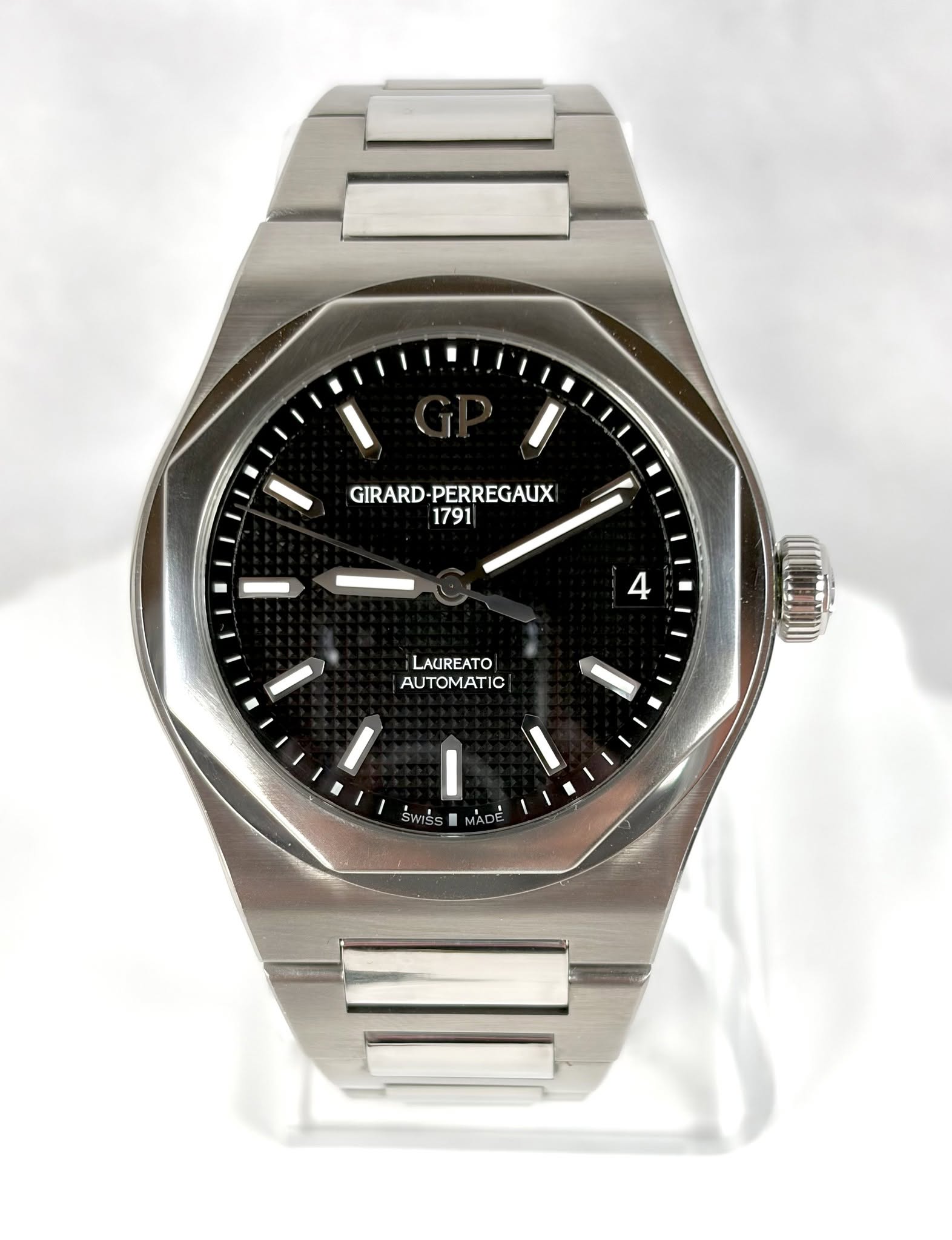 May be an image of wrist watch and text that says 'GIRARD- GIRARD-PERREGAUX PERREGAUX 1791 4 LAUREATO AUTOMATIC c I SWISS MADE'