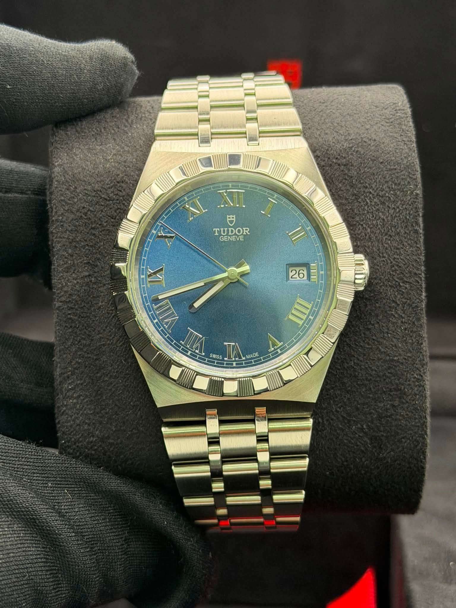 May be an image of wrist watch and text that says 'XI 円 NII ا - ख TUDOR GENEVE II 26 UIE IIII IX yW VII SRISS MAC TOF'