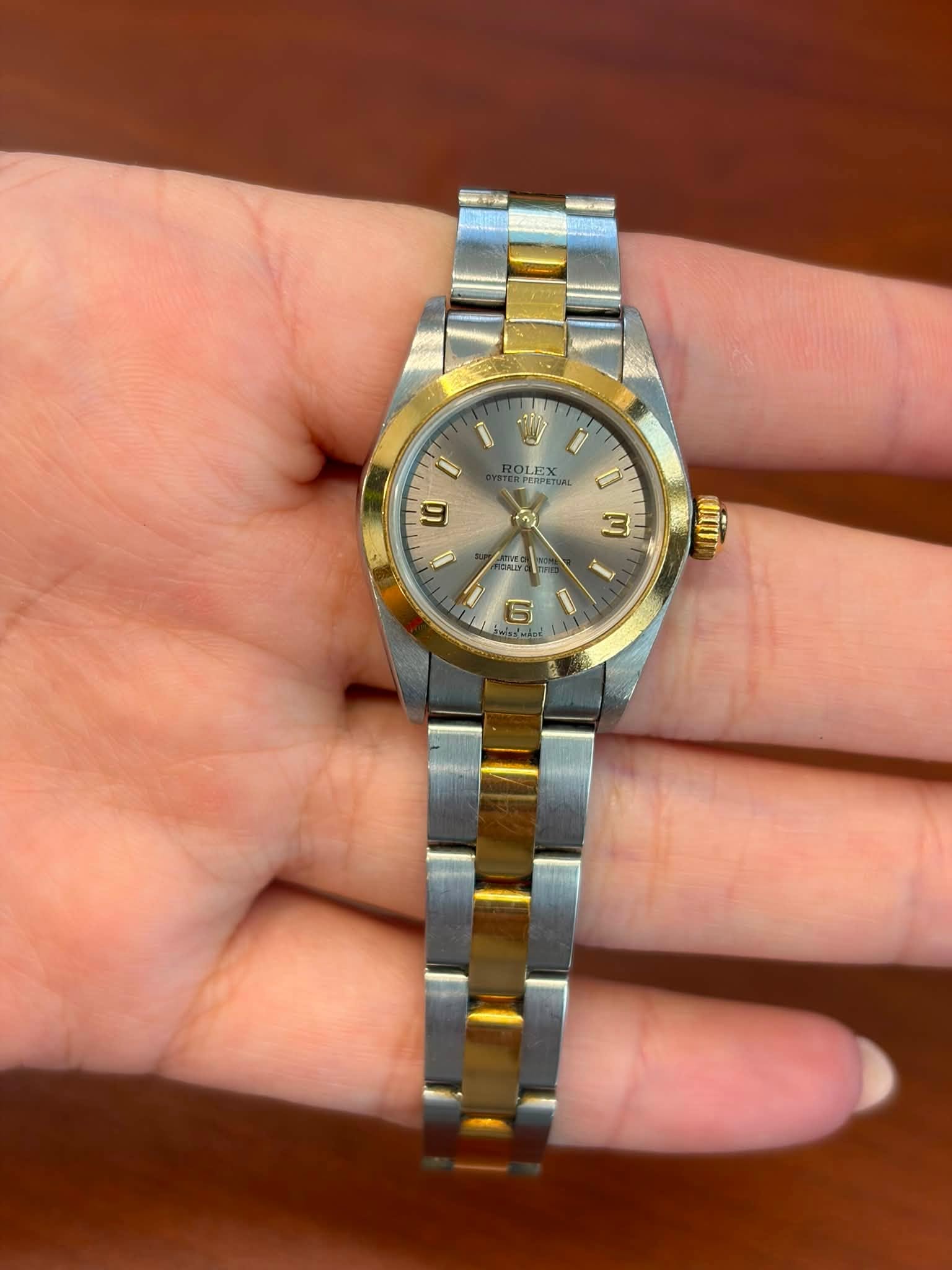 May be an image of wrist watch and text that says '1 i ROLEX ERPETUAL 1 M 9 ي កយ Up I ต'
