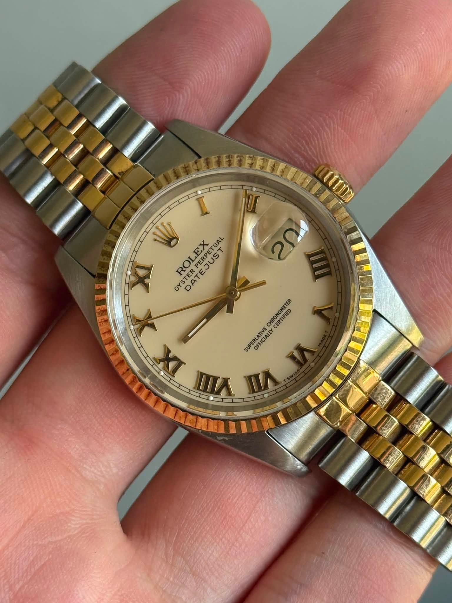 May be an image of wrist watch and text that says 'המדד 20A I W ROL LEX PERPETUAL DATEJUS EJUST LAUTUS UAL XI OYS YSTER DAT DAT DATE ATE EJUST + CHRONOMETER CERTIFIED CERTIFIED…