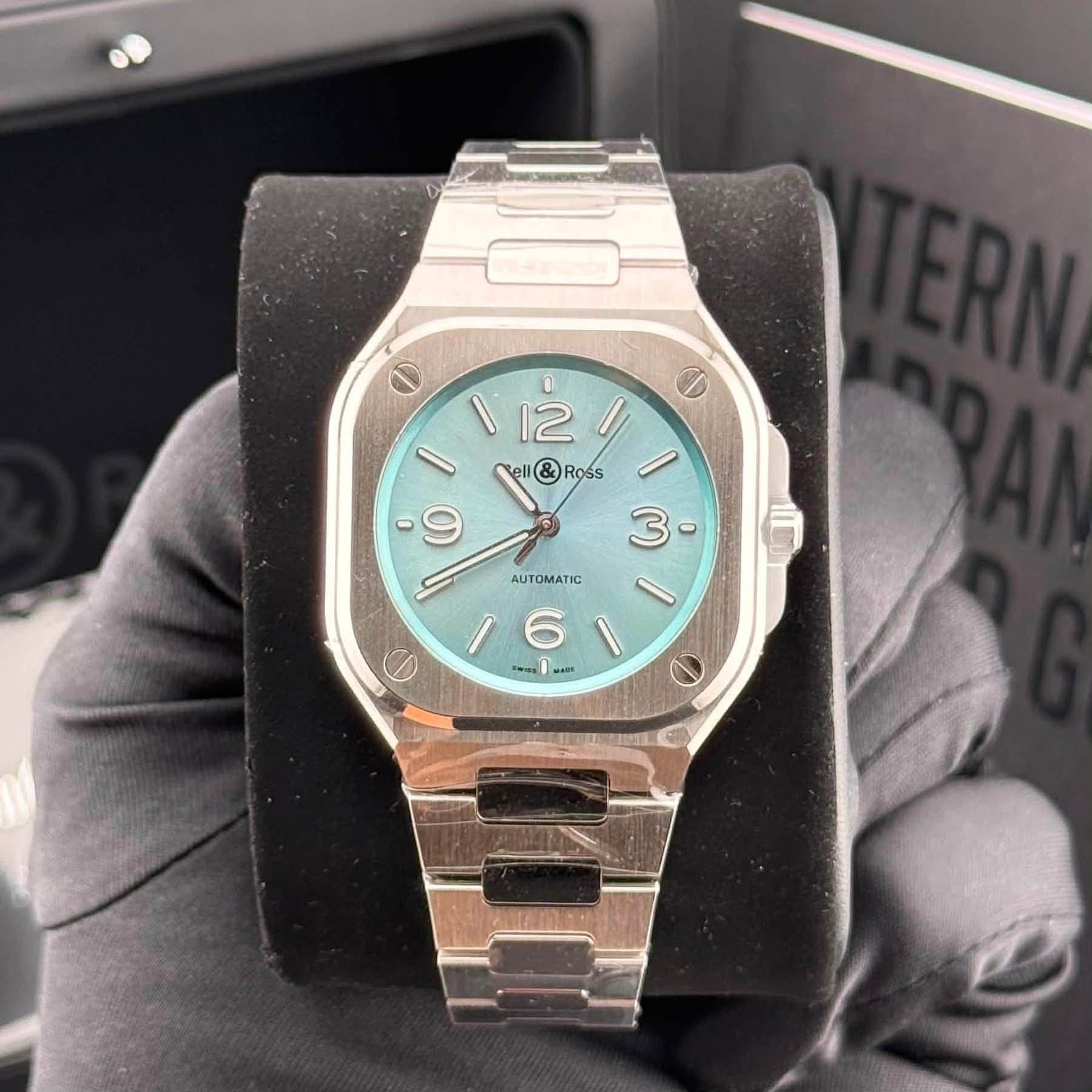 May be an image of wrist watch and text that says '0 ا 12 12 / ١ Ross & Ross I ٥ O 9 O 3 / 6 ١ mal aME D AUTOMATIC 10'