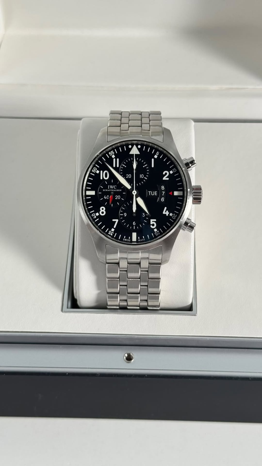 May be an image of wrist watch and text that says '55 o ن E 4 f 4 N I 20 50 10 TWC TWC 10 2 O 40 20 8 TUE 6 8 오 9 7 SE 5 نا'