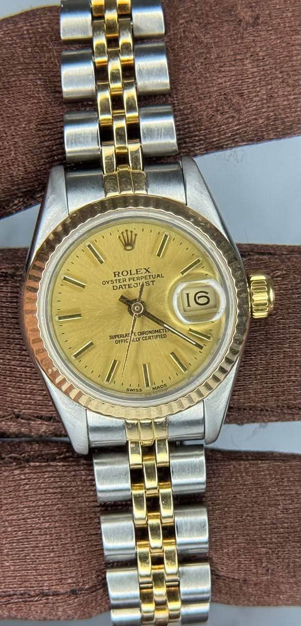 May be an image of wrist watch and text that says 'l' W I ROLEX RPERPETUR PERPETUAL OYST OYSATEJYST OYSTER DATEJY YSTERPERPETUAL DATE ST 16 ច I SUPERLAT CHRONOMETE CERTIFIED OFFIC…