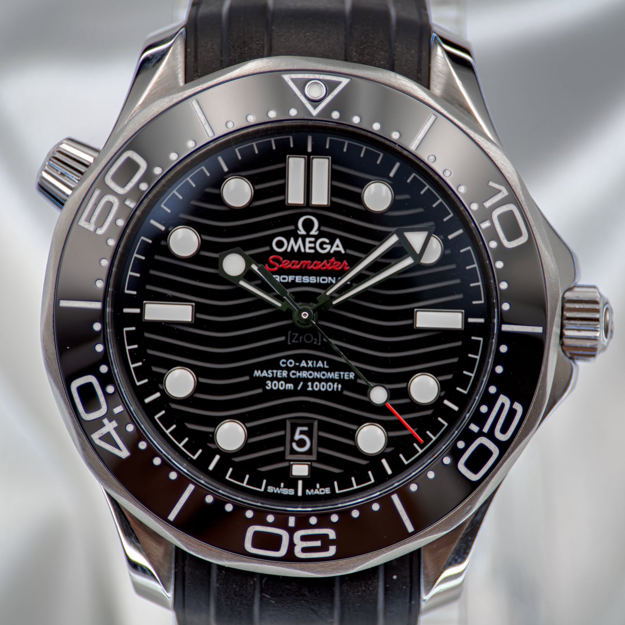 May be an image of wrist watch and text that says 'o O 50 E o o 10 II ח OMEGA Seamaster eamasie ROFESSION MASTER CHRONOMETE MASTERCHRONOMETER ER 300m 1000ft 40 あ 4 入 5 በ ا SWSS…