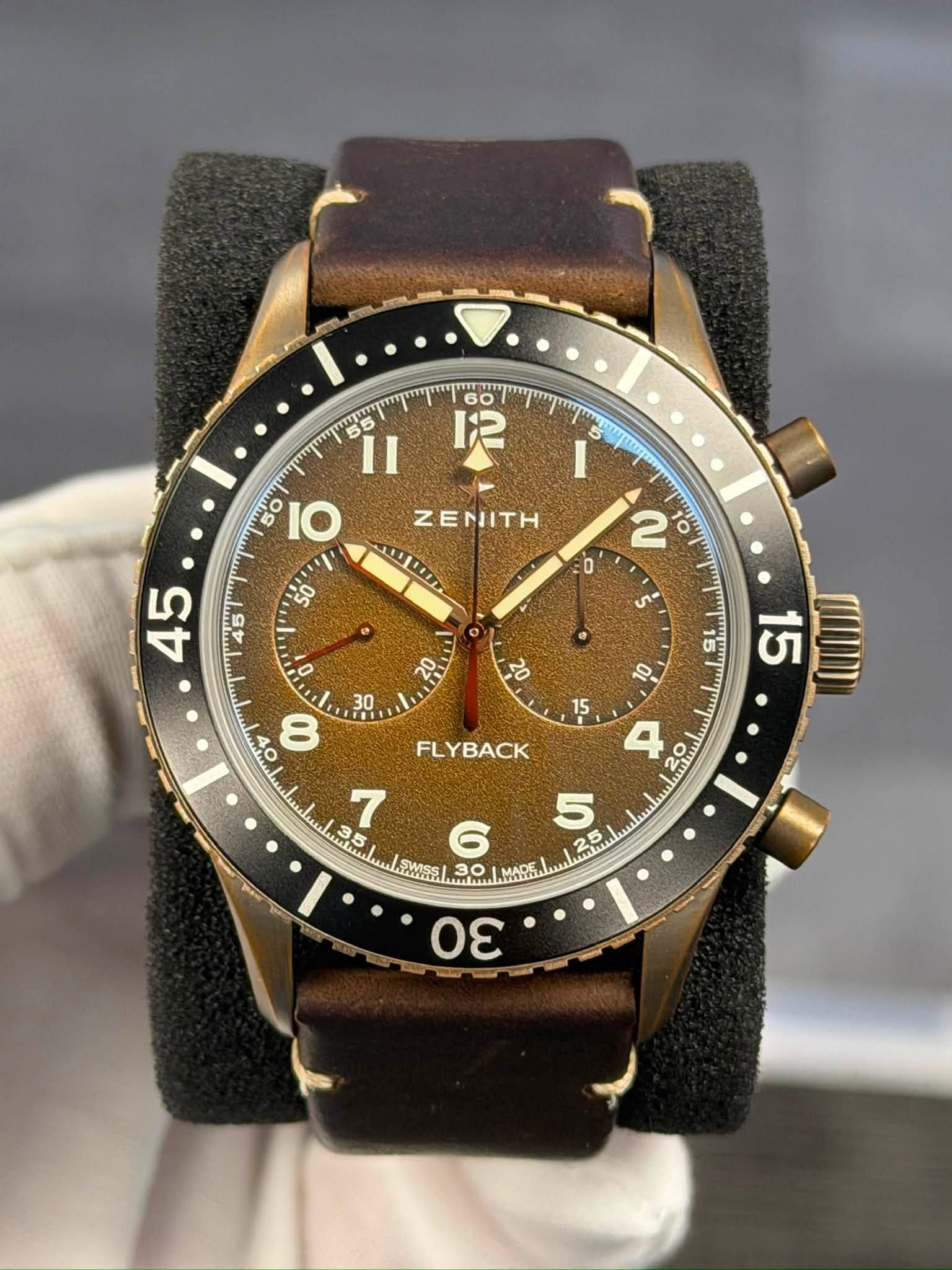 May be an image of wrist watch and text that says '60 I2 55 II 50 IO ZENITH I 2 WHW 10 0 50 ज 45 س O O קס 10 FLYBACK M 35 1 5 A2 b ه S 25 F 6ေ 30 30'