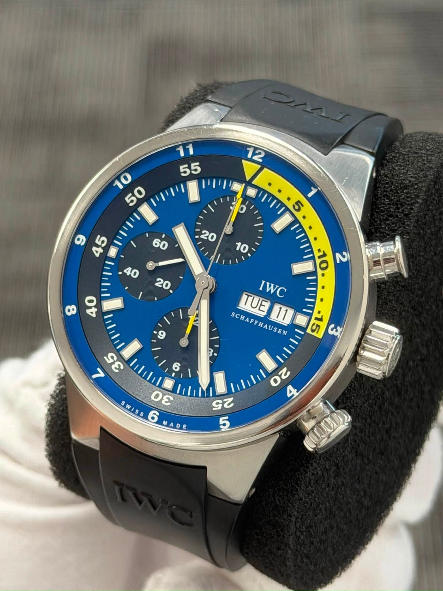 May be an image of wrist watch and text that says ' G 40 20, O IWC TUE 11 SCHAFFHAUSE TUE11 HAUSE SCHAP -15 入 3 ۲ ०8 4 25 2A 5'