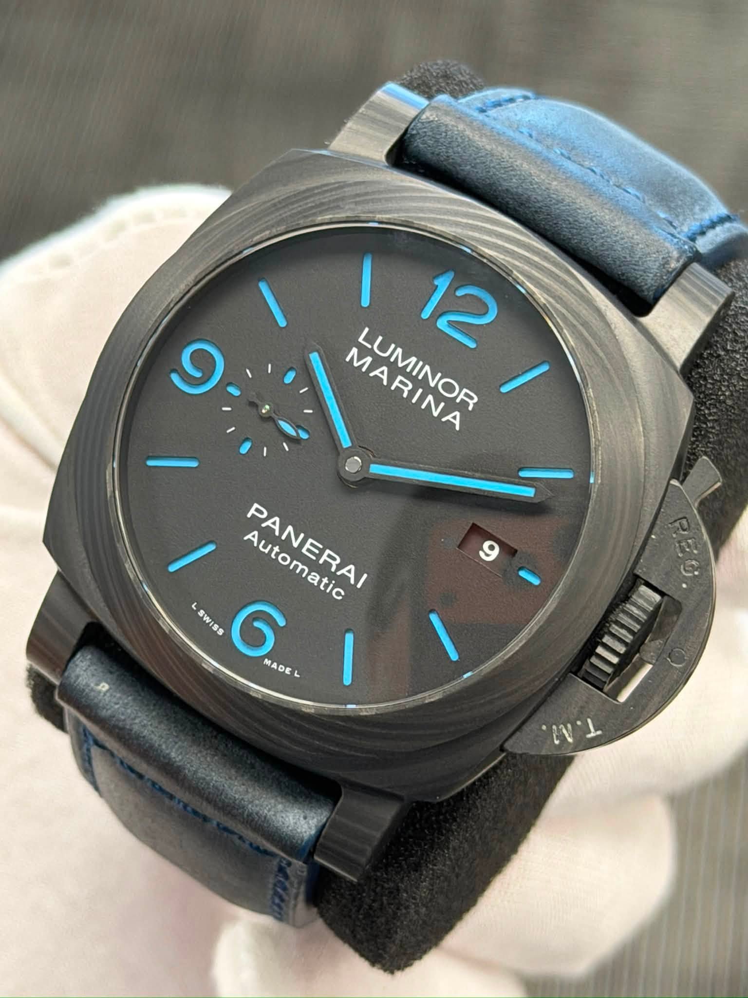 May be an image of wrist watch and text that says '9 I 12 MARINA LUMINOR LUKINOS LUMINOR - Automatic Automatic PANERAI LSWISS e 6 MADE IT'