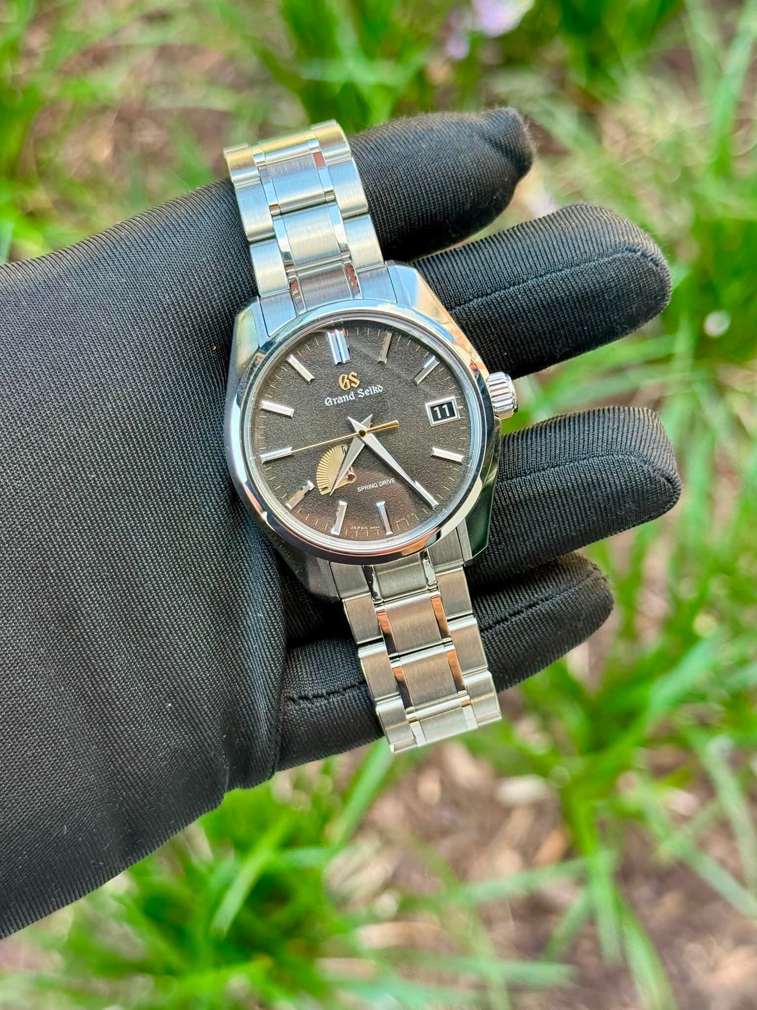 May be an image of wrist watch and text that says 'ንና Grand randSeil Selka 11 I'