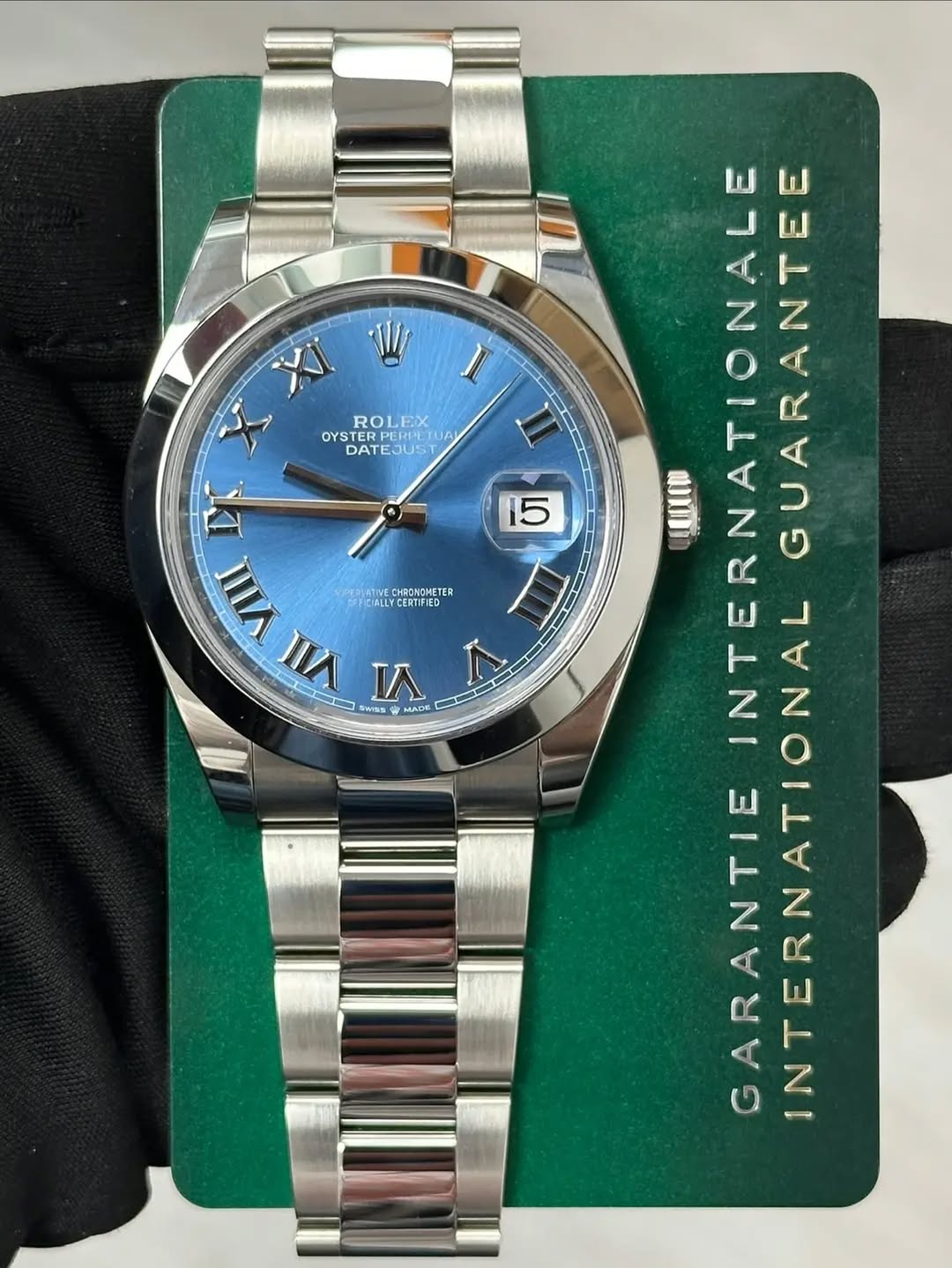May be an image of wrist watch and text that says 'I ال ROLEX OYST OYSTERPER PERPETUA DATEJU JUS DATE CHRONOMETER LLFCERTFED VIII VII 5 MAAE SWSS 15 ERNATANTE ርመ RNATIONALE…