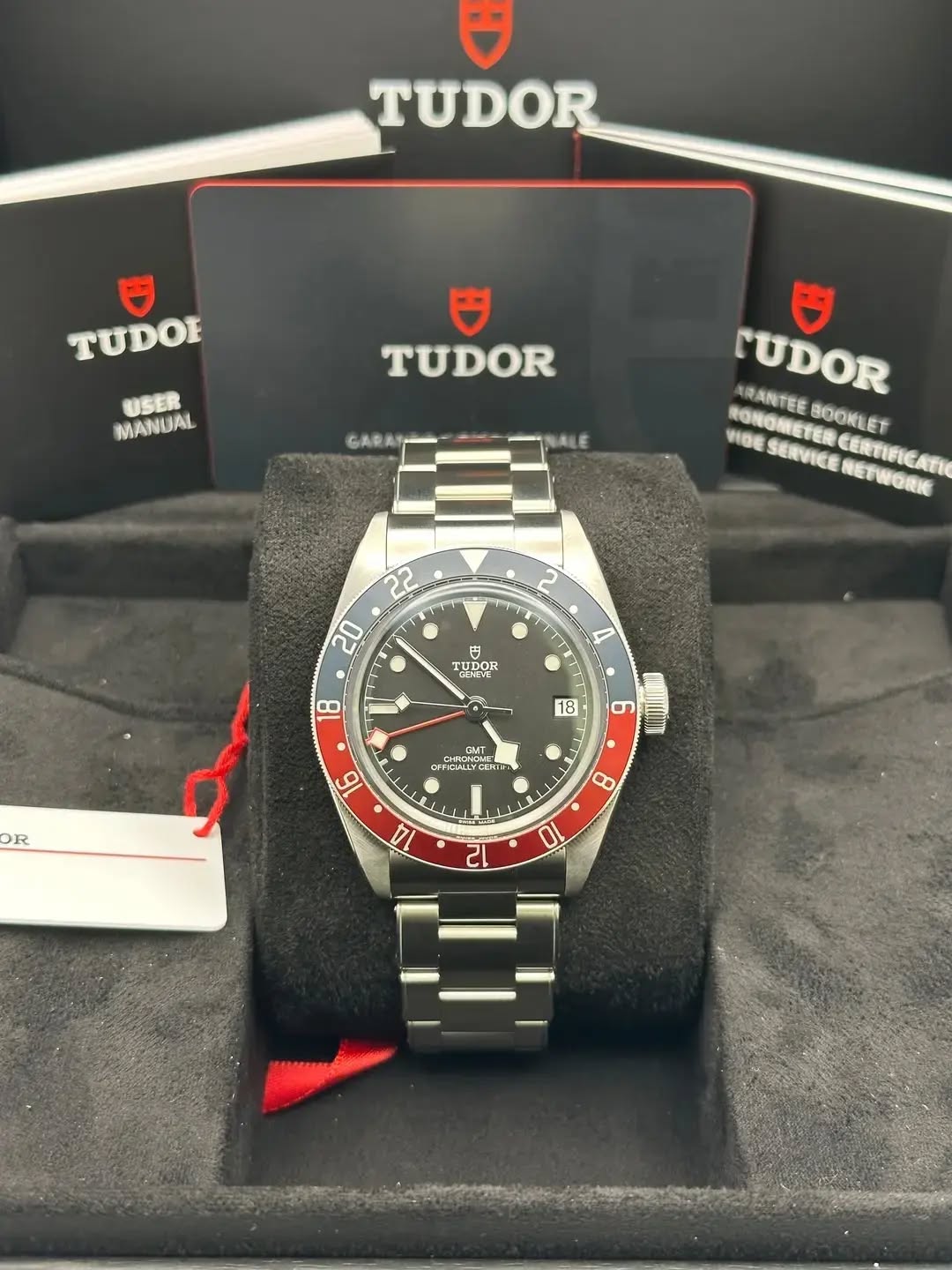 May be an image of wrist watch and text that says 'TUDOR TUDOE USER MANUAL TUDOR CAA TUDOR ARANTEE BOOKLET RONNTEEBOOKLET RONGRETER VIDE SERVICE CERTIFICATI NETWORIE مد 22 20…