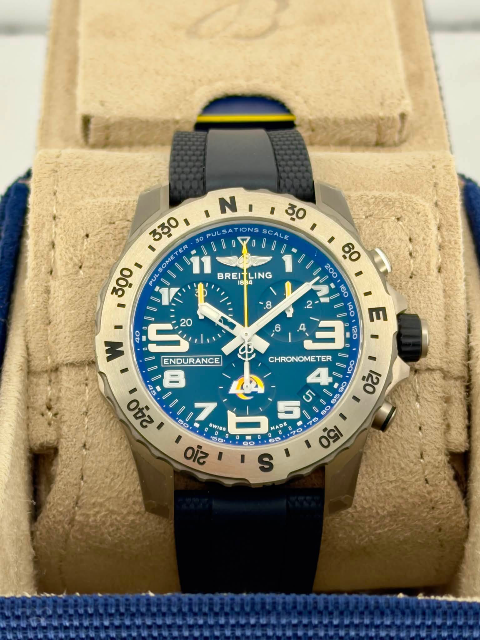 May be an image of wrist watch and text that says 'N 330 30 u 30 PULSA PULSATION IONS SCALE TER 300 LSOME 0 BREIT BREITLING 834 LING .8 20 40 W 60 200 O CHRONOMETER 30 ای U 85…