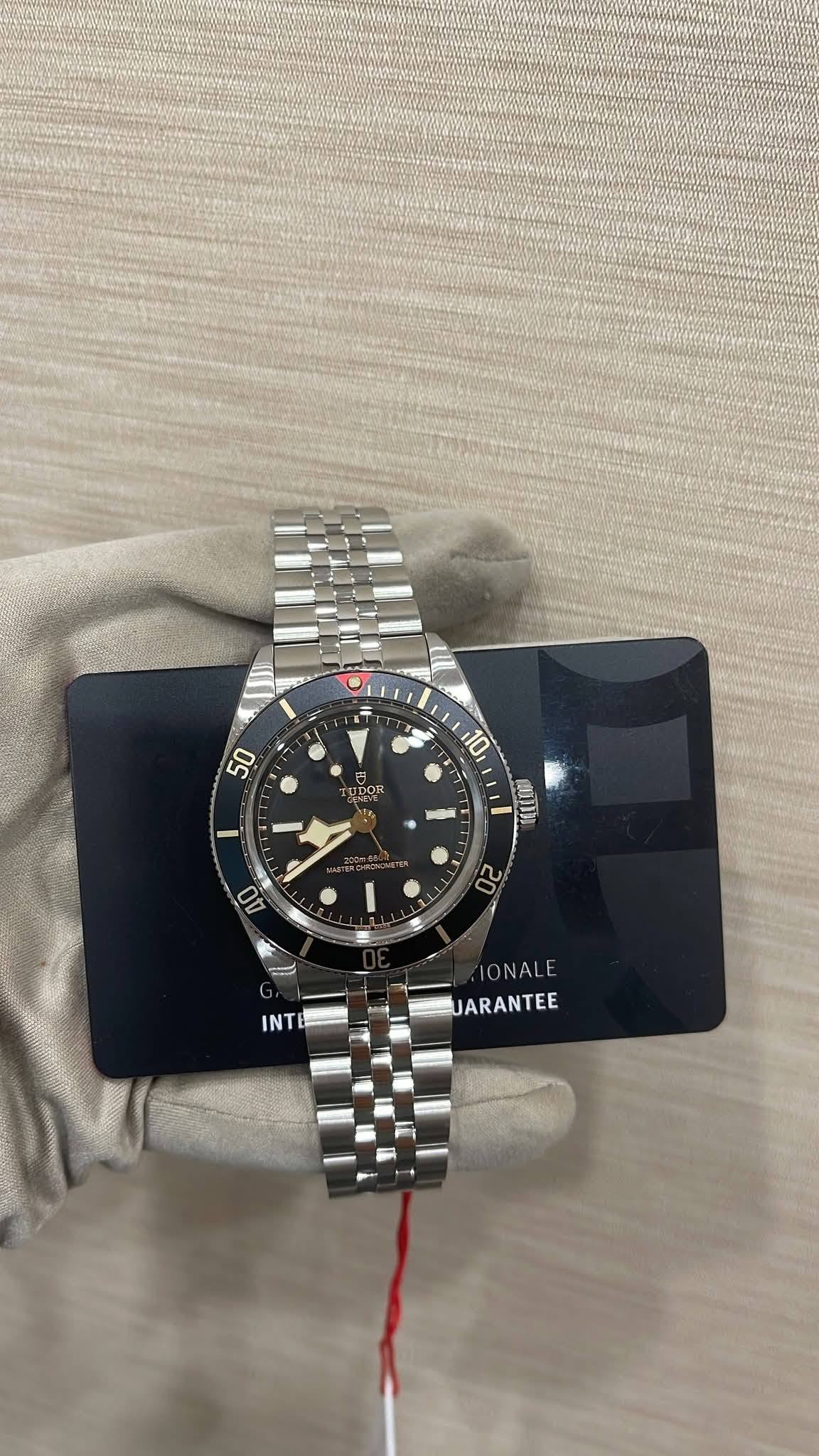 May be an image of wrist watch and text that says '50 CpOκ sEM THOR 10 取 ሺ 02 IONALE JARANTEE'