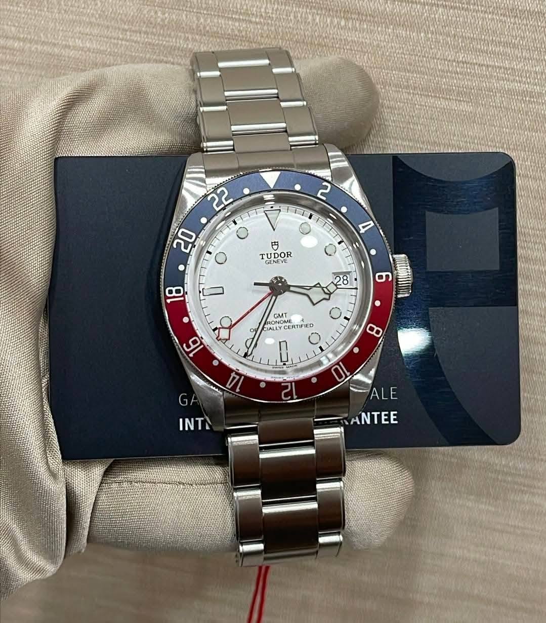 May be an image of wrist watch and text that says '知 2 TTE 22 T 20 O A 円 TUDOR TUDOR GENEVE 8 28 6 M GM GMT ALLY CERTIFED 16 2 0 ● 10 Gt D 12 INT ALE ANTEE'