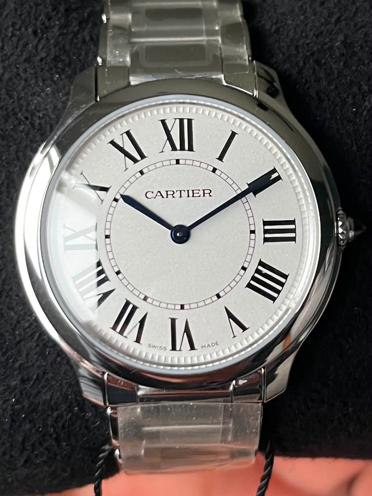 May be an image of wrist watch and text that says 'XI XII NNIT I X CARTIER IX ИH I SWISS W MADE Λ III'